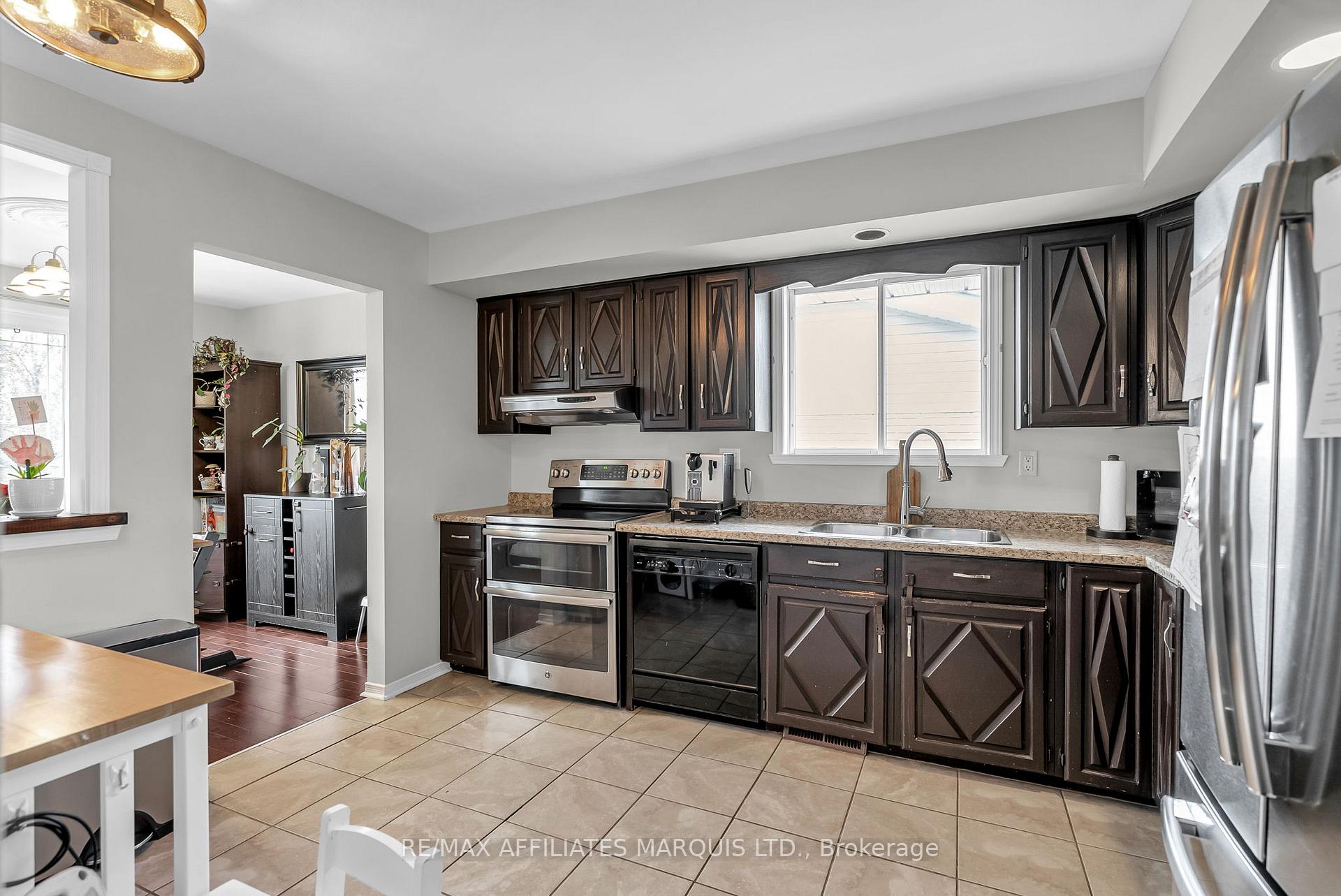 Photo 10 of 740 Champlain Drive, Cornwall — HOMEH