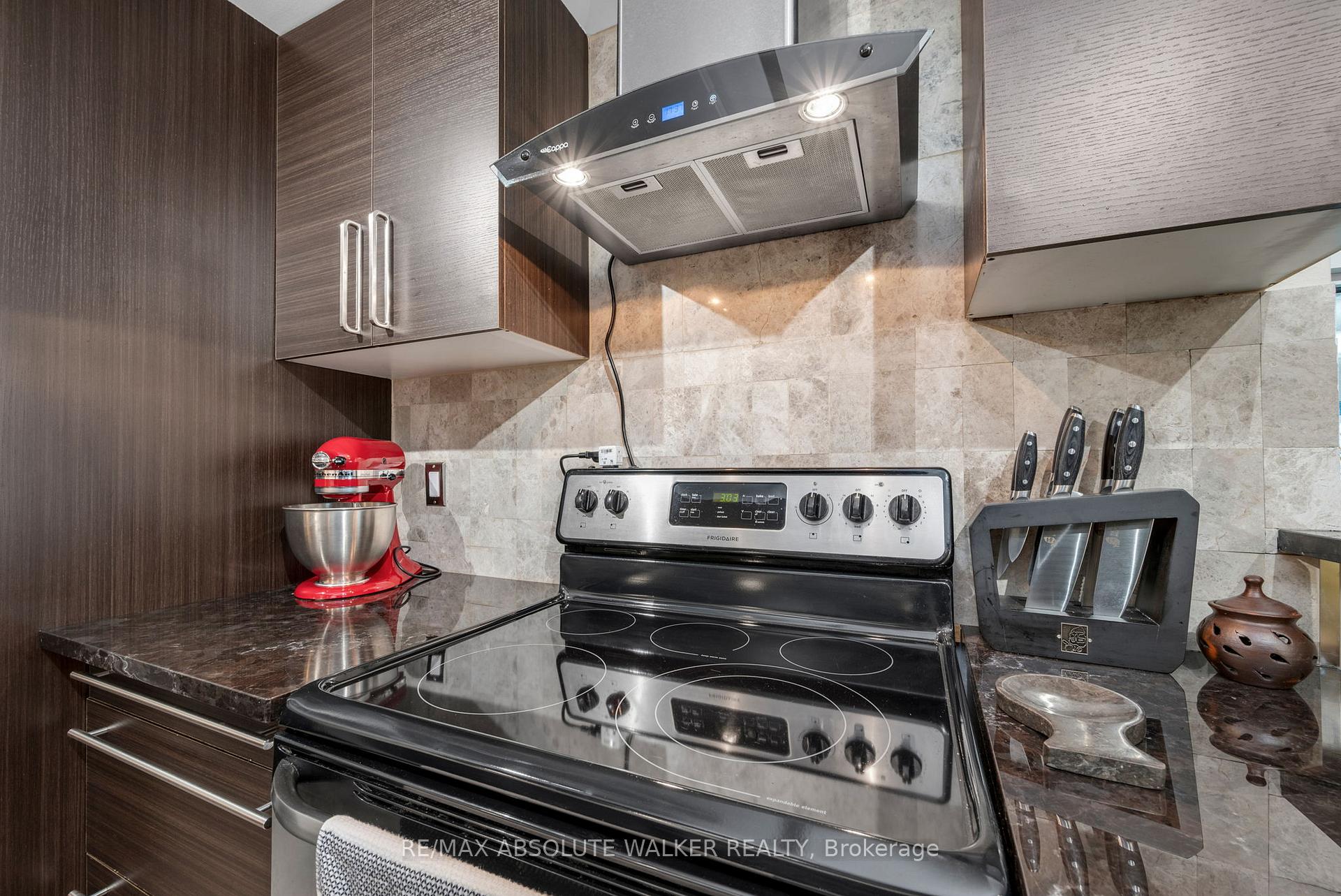 Photo 5 of Unit 901, 555 Brittany Drive, Ottawa, Viscount Alexander Park — HOMEH