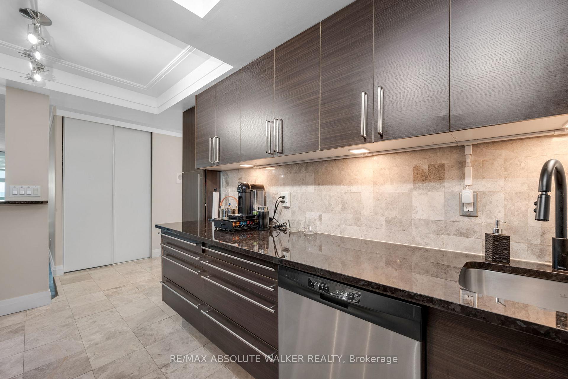 Photo 10 of Unit 901, 555 Brittany Drive, Ottawa, Viscount Alexander Park — HOMEH