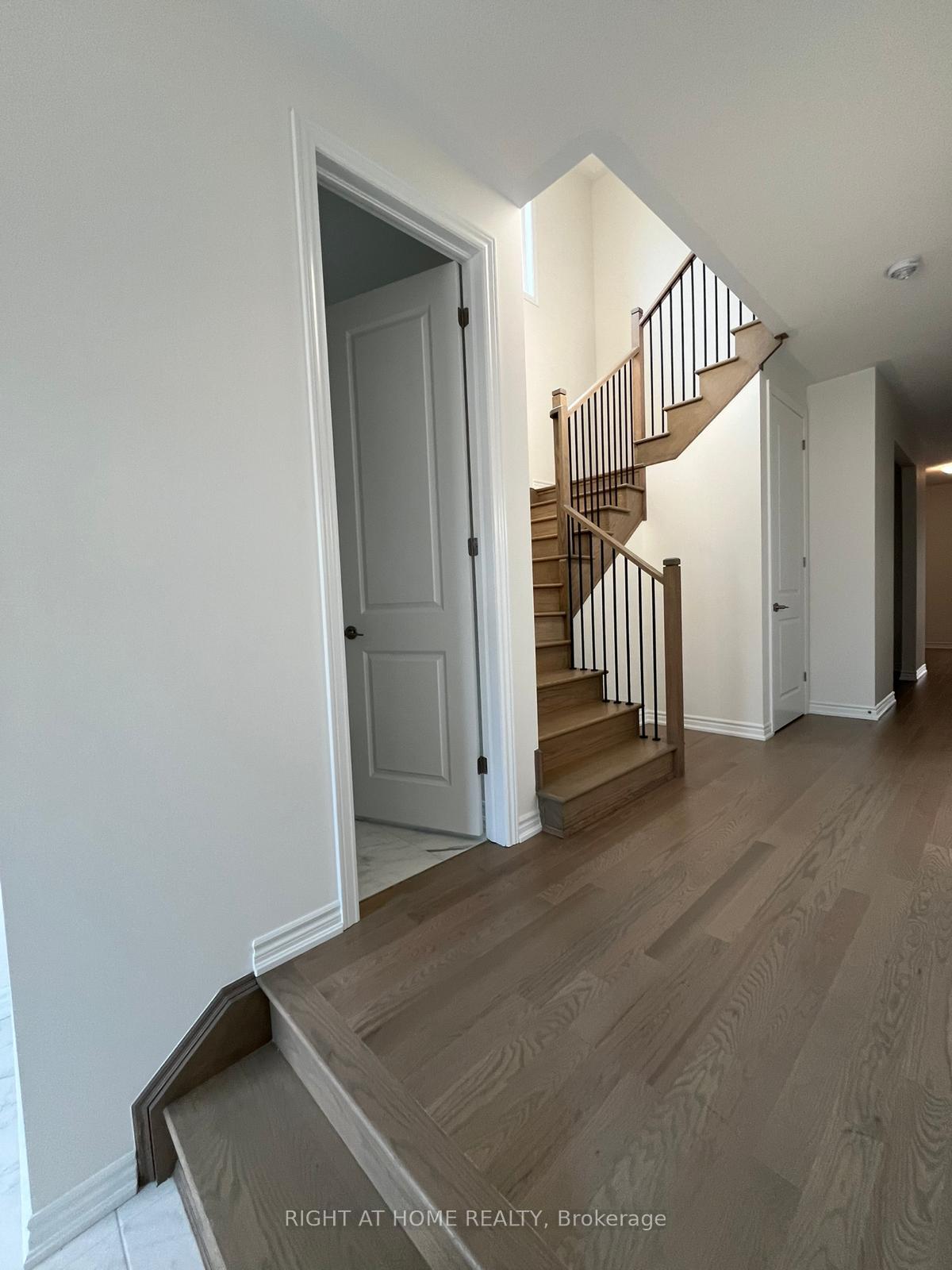 Photo 10 of 13 Gemini Drive, Barrie, Painswick South — HOMEH