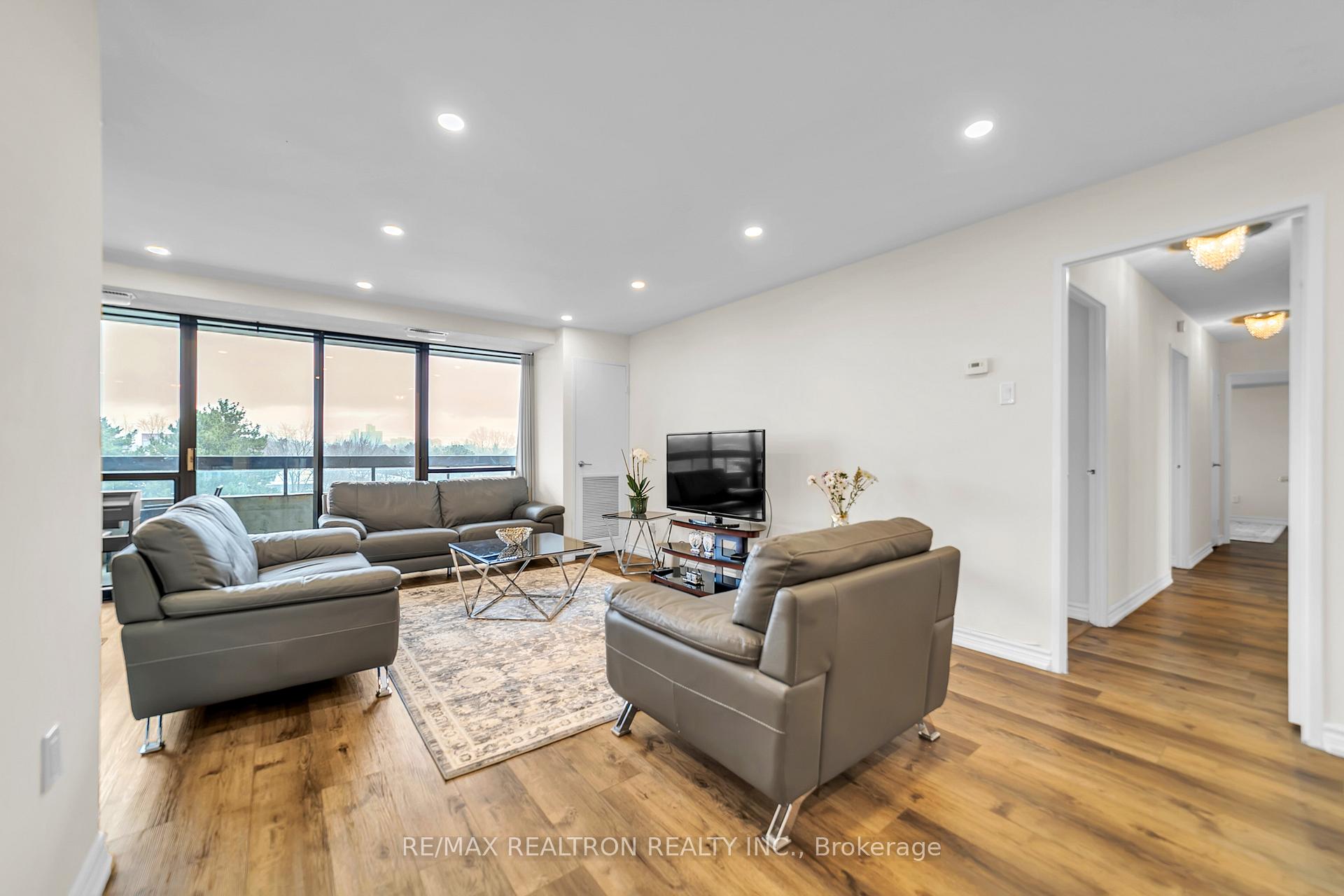 Photo 4 of Unit 608, 8111 Yonge Street, Markham, Royal Orchard — HOMEH
