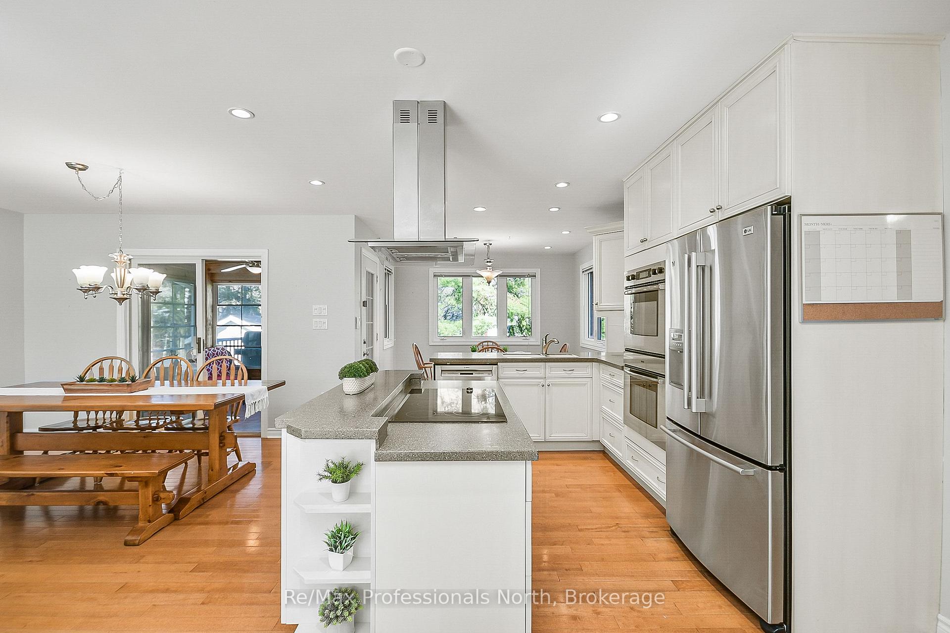Photo 2 of 150 Robinson Avenue, Gravenhurst, Muskoka (S) — HOMEH