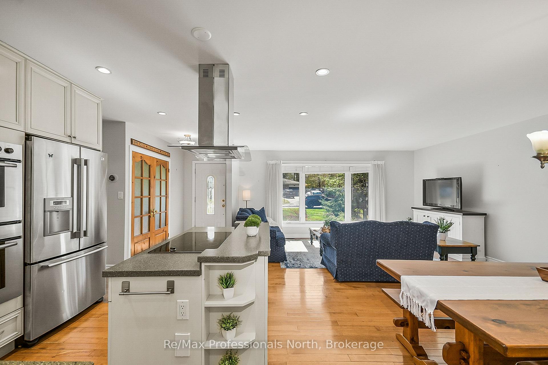 Photo 3 of 150 Robinson Avenue, Gravenhurst, Muskoka (S) — HOMEH