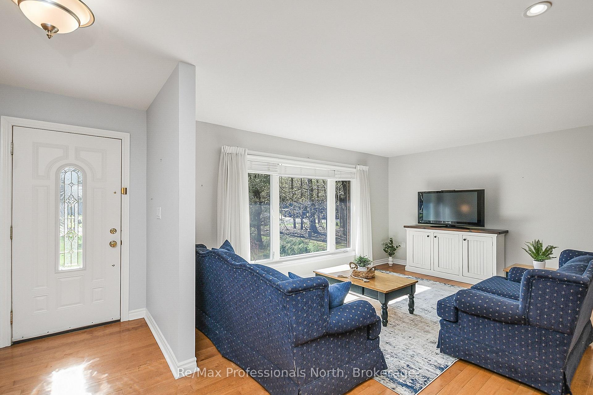 Photo 4 of 150 Robinson Avenue, Gravenhurst, Muskoka (S) — HOMEH