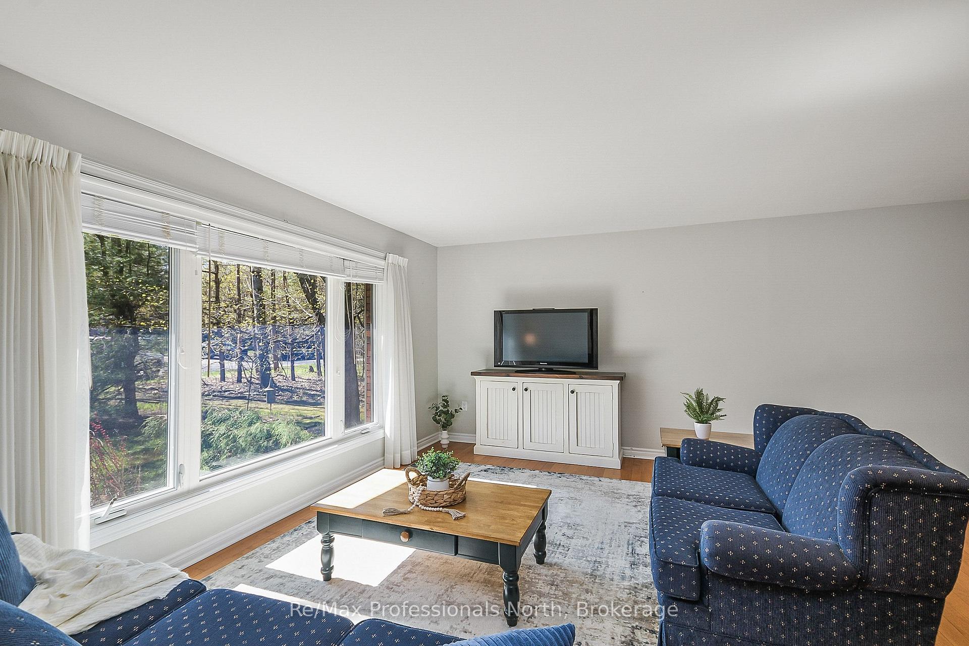 Photo 5 of 150 Robinson Avenue, Gravenhurst, Muskoka (S) — HOMEH