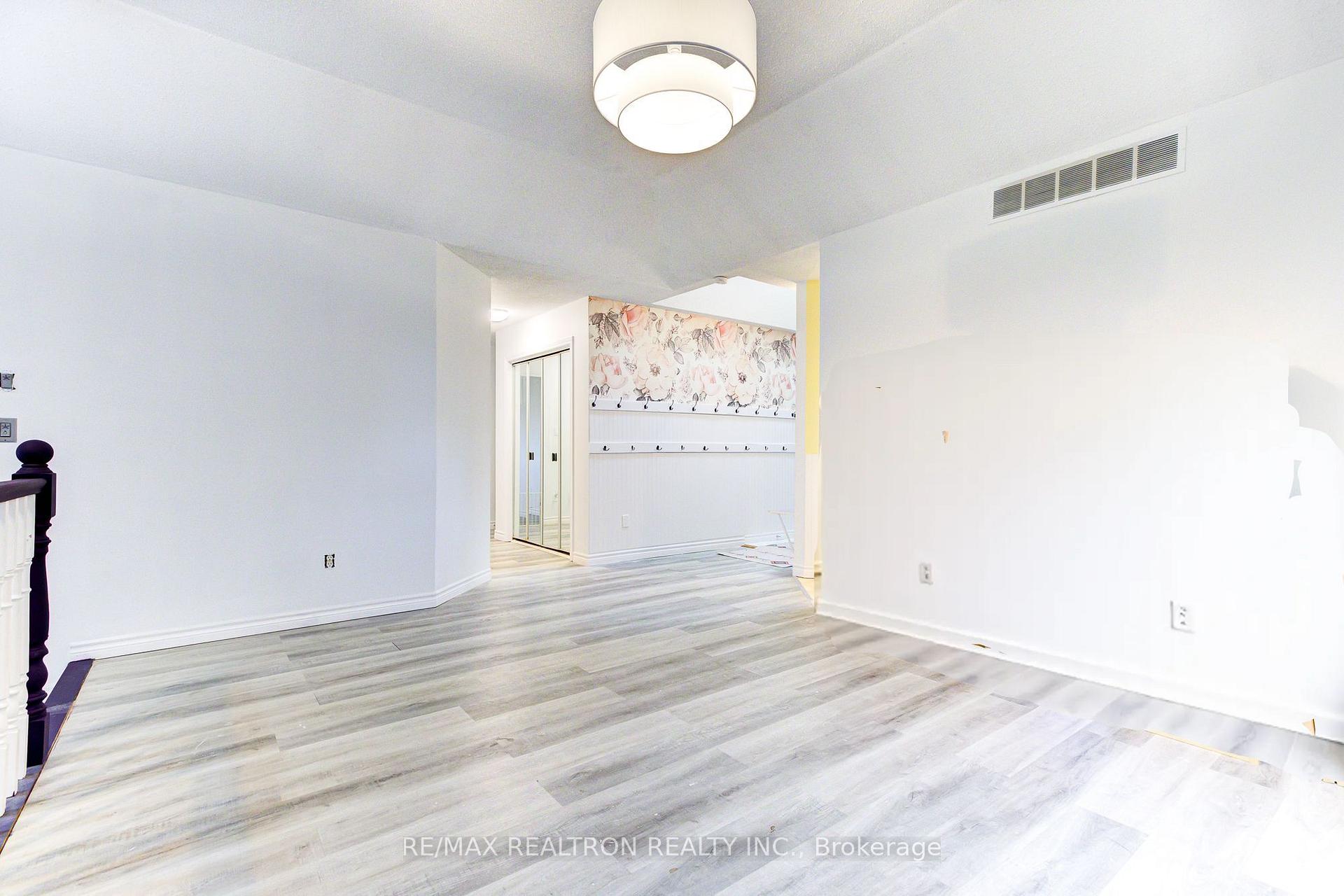Photo 11 of 70 Pinnacle Crescent, Guelph, Willow West/Sugarbush/West Acres — HOMEH