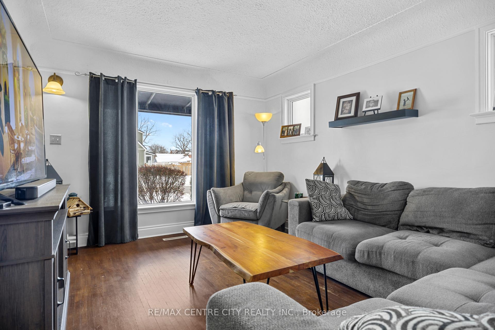 Photo 4 of 32 Third Avenue, St. Thomas — HOMEH
