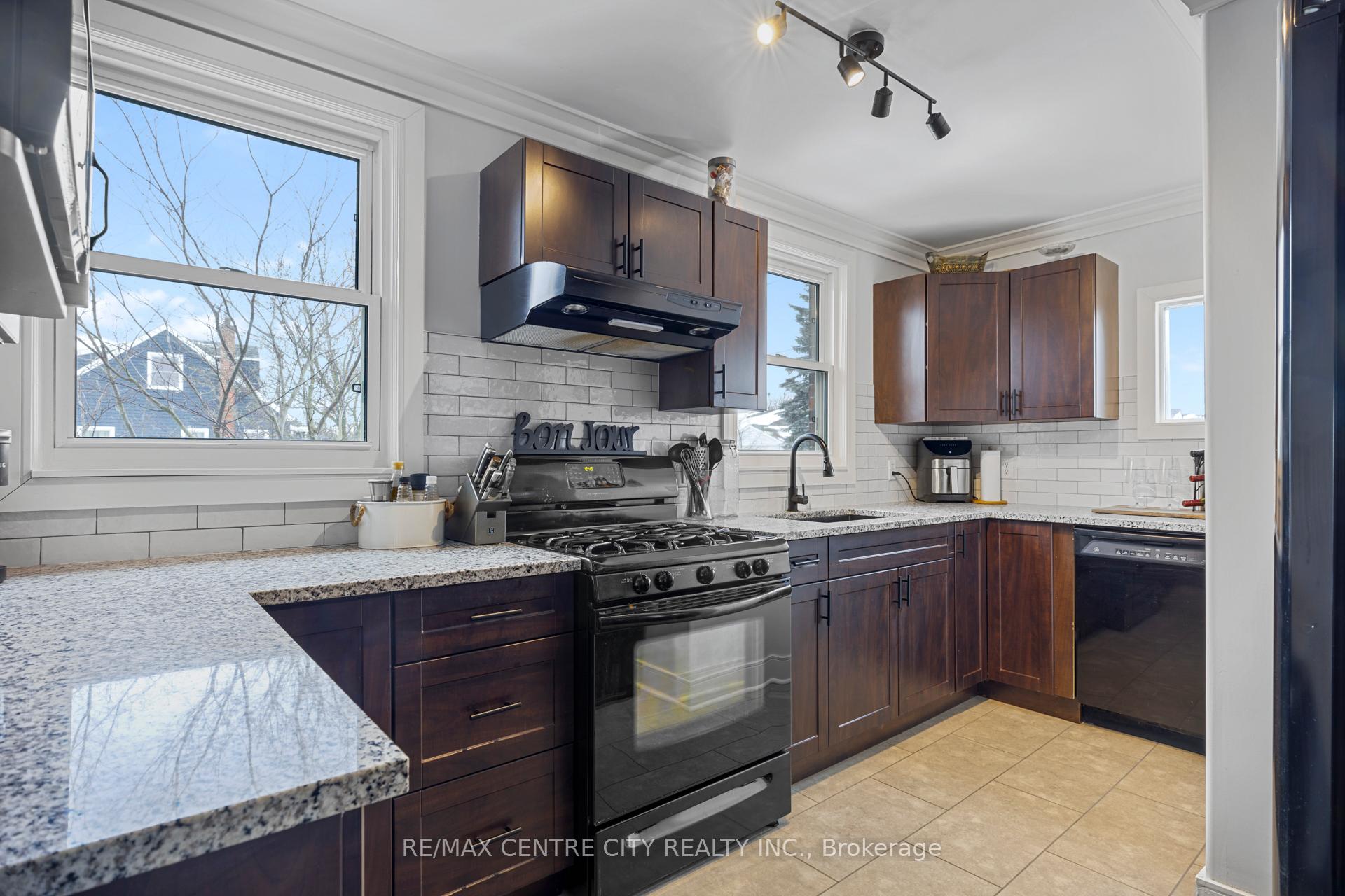 Photo 6 of 32 Third Avenue, St. Thomas — HOMEH