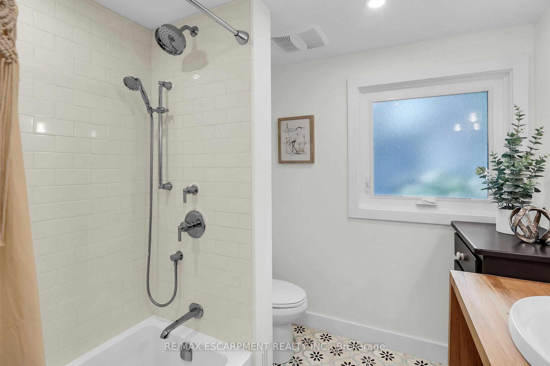 Photo 24 of 2 Kidd Avenue, Grimsby, Grimsby West — HOMEH