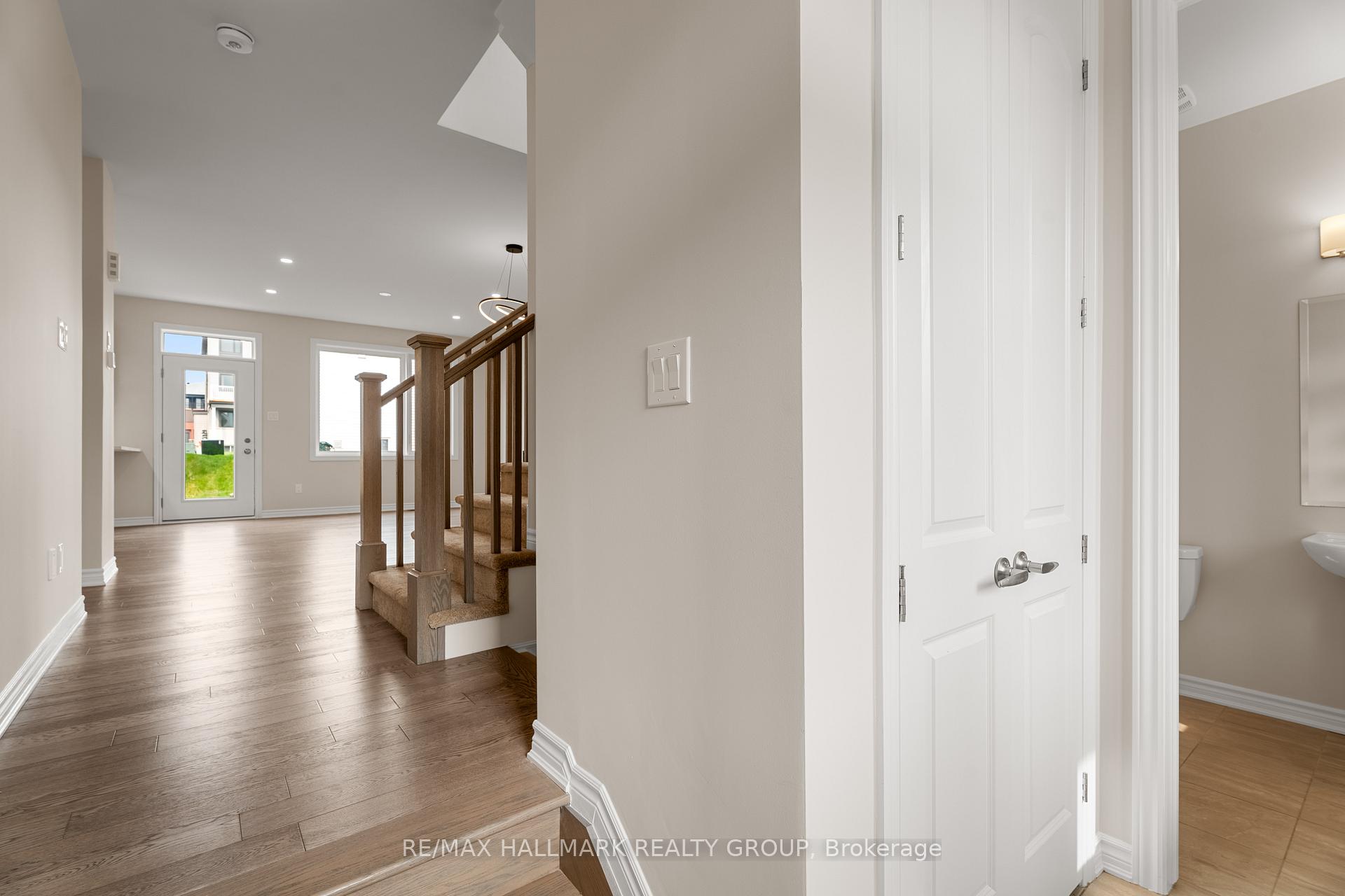 Photo 5 of 68 Focality Crescent, Ottawa, Barrhaven - Half Moon Bay — HOMEH