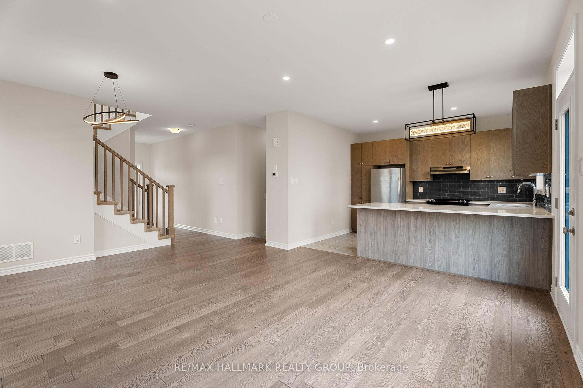 Photo 10 of 68 Focality Crescent, Ottawa, Barrhaven - Half Moon Bay — HOMEH