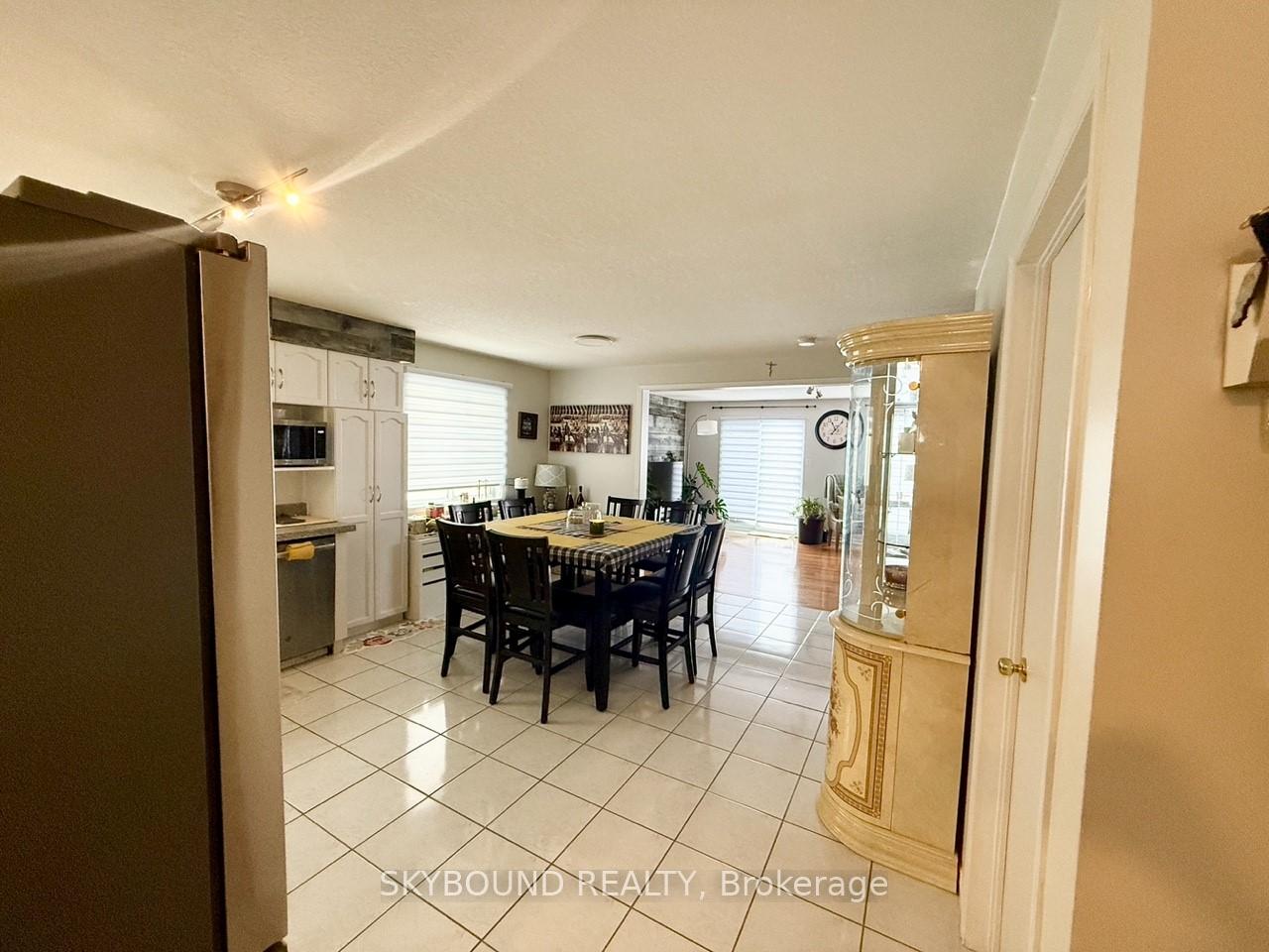 Photo 13 of 141 Gosling Gardens, Guelph, Clairfields/Hanlon Business Park — HOMEH