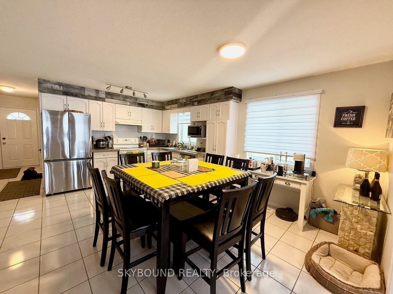 Photo 3 of 141 Gosling Gardens, Guelph, Clairfields/Hanlon Business Park — HOMEH