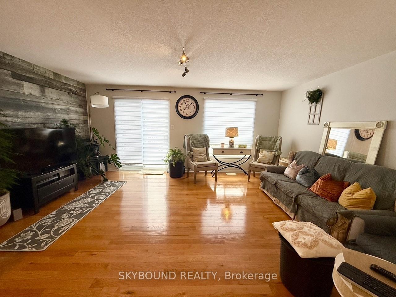 Photo 4 of 141 Gosling Gardens, Guelph, Clairfields/Hanlon Business Park — HOMEH