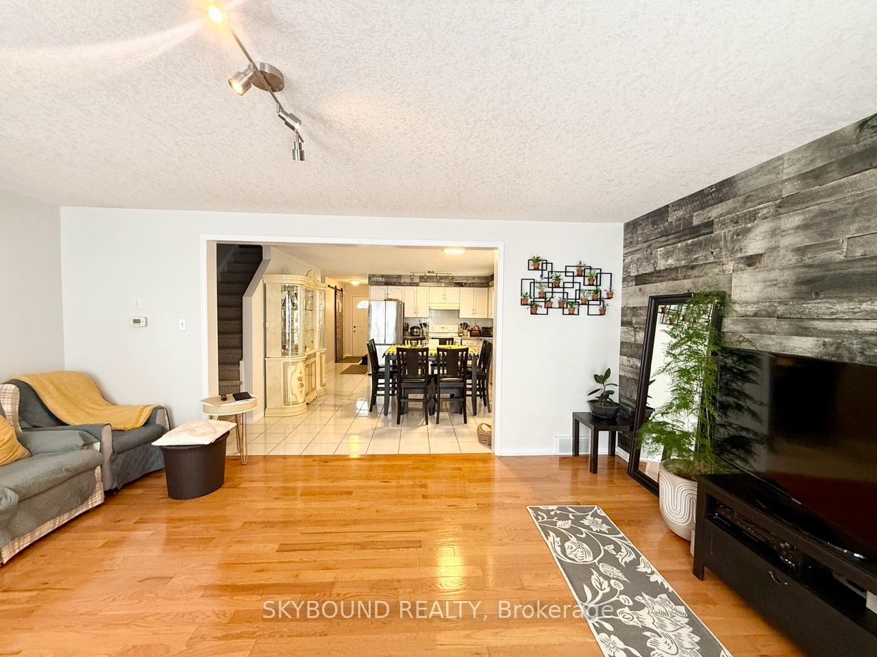 Photo 5 of 141 Gosling Gardens, Guelph, Clairfields/Hanlon Business Park — HOMEH