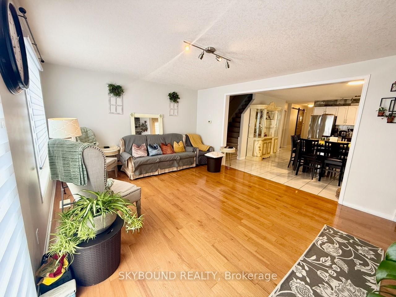 Photo 16 of 141 Gosling Gardens, Guelph, Clairfields/Hanlon Business Park — HOMEH