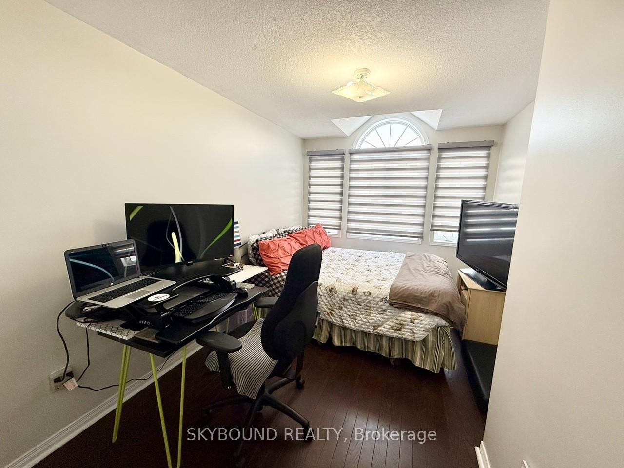 Photo 7 of 141 Gosling Gardens, Guelph, Clairfields/Hanlon Business Park — HOMEH