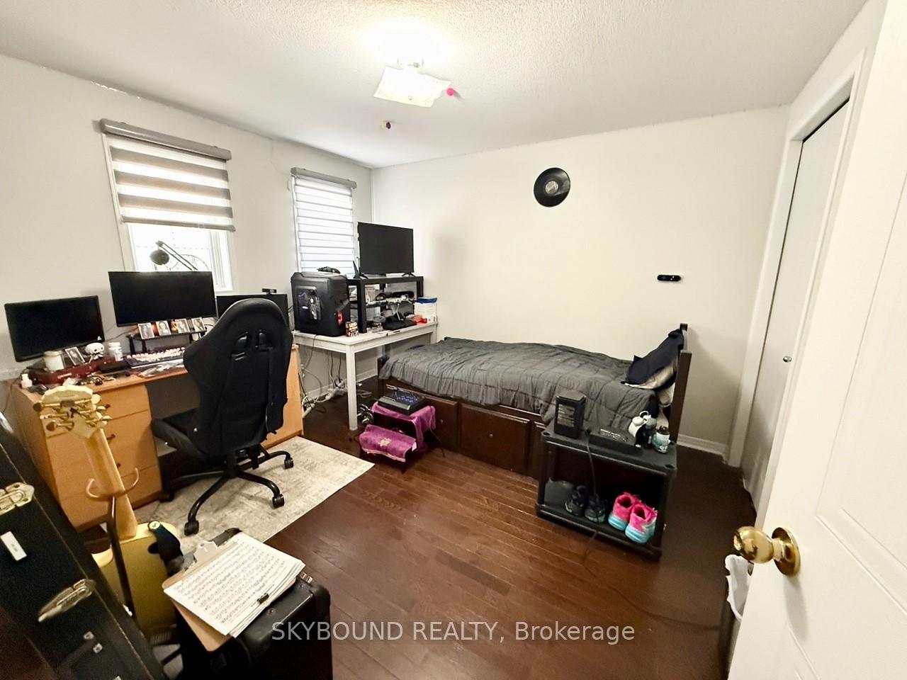 Photo 9 of 141 Gosling Gardens, Guelph, Clairfields/Hanlon Business Park — HOMEH