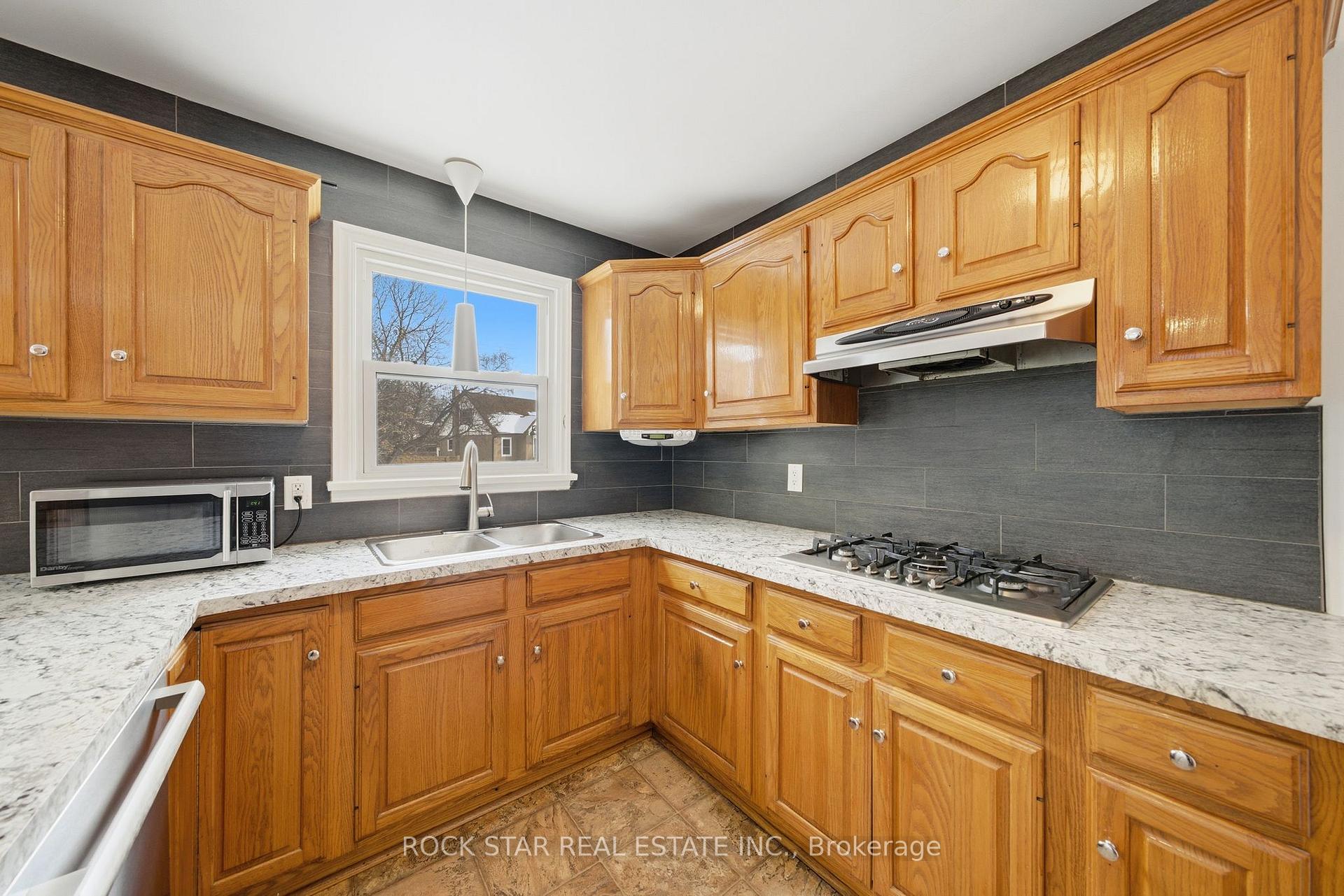 Photo 7 of 11 Nickerson Avenue, St. Catharines, Vine/Linwell — HOMEH