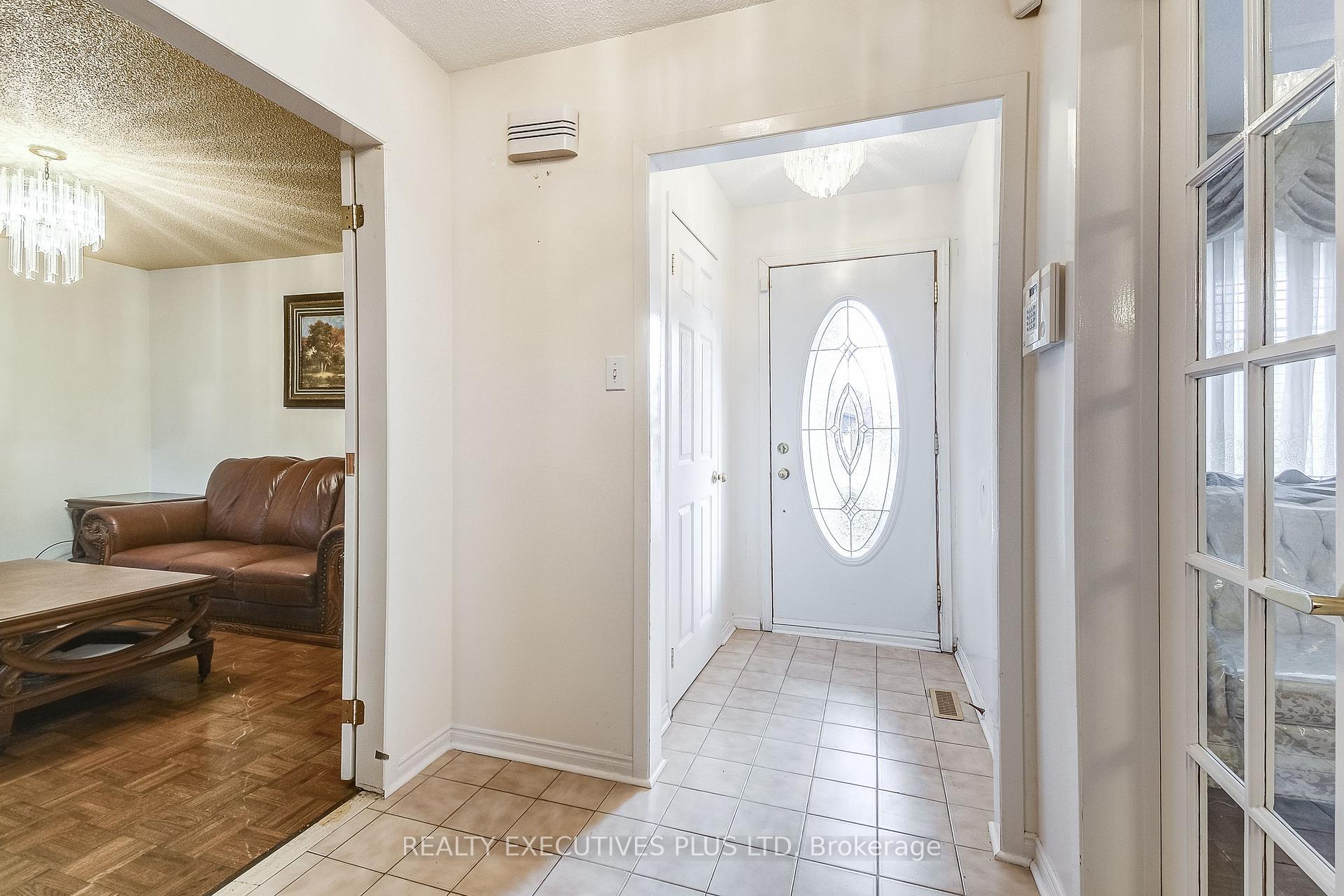 Photo 4 of 206 Vodden Street W, Brampton, Brampton West — HOMEH