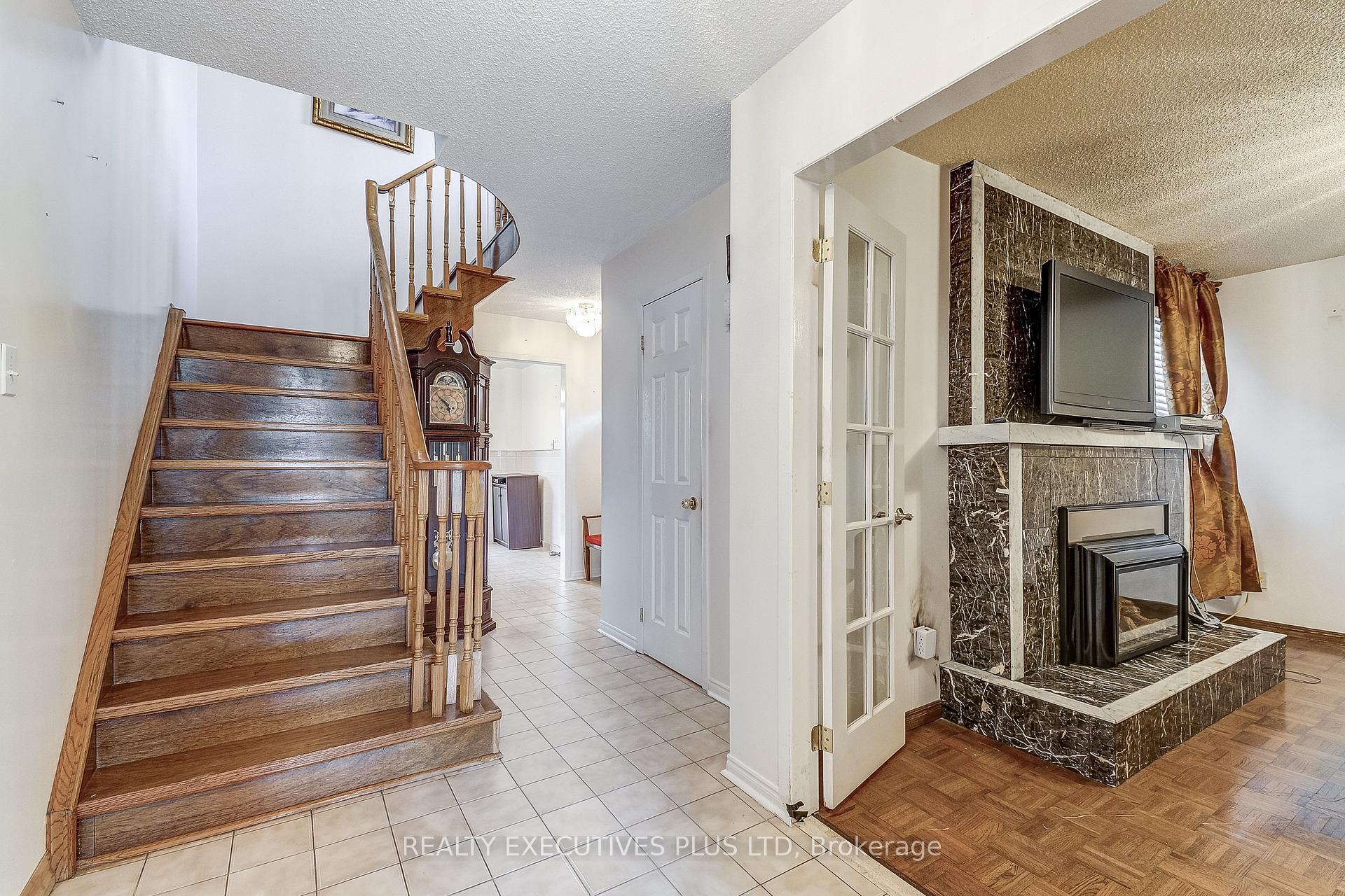 Photo 14 of 206 Vodden Street W, Brampton, Brampton West — HOMEH