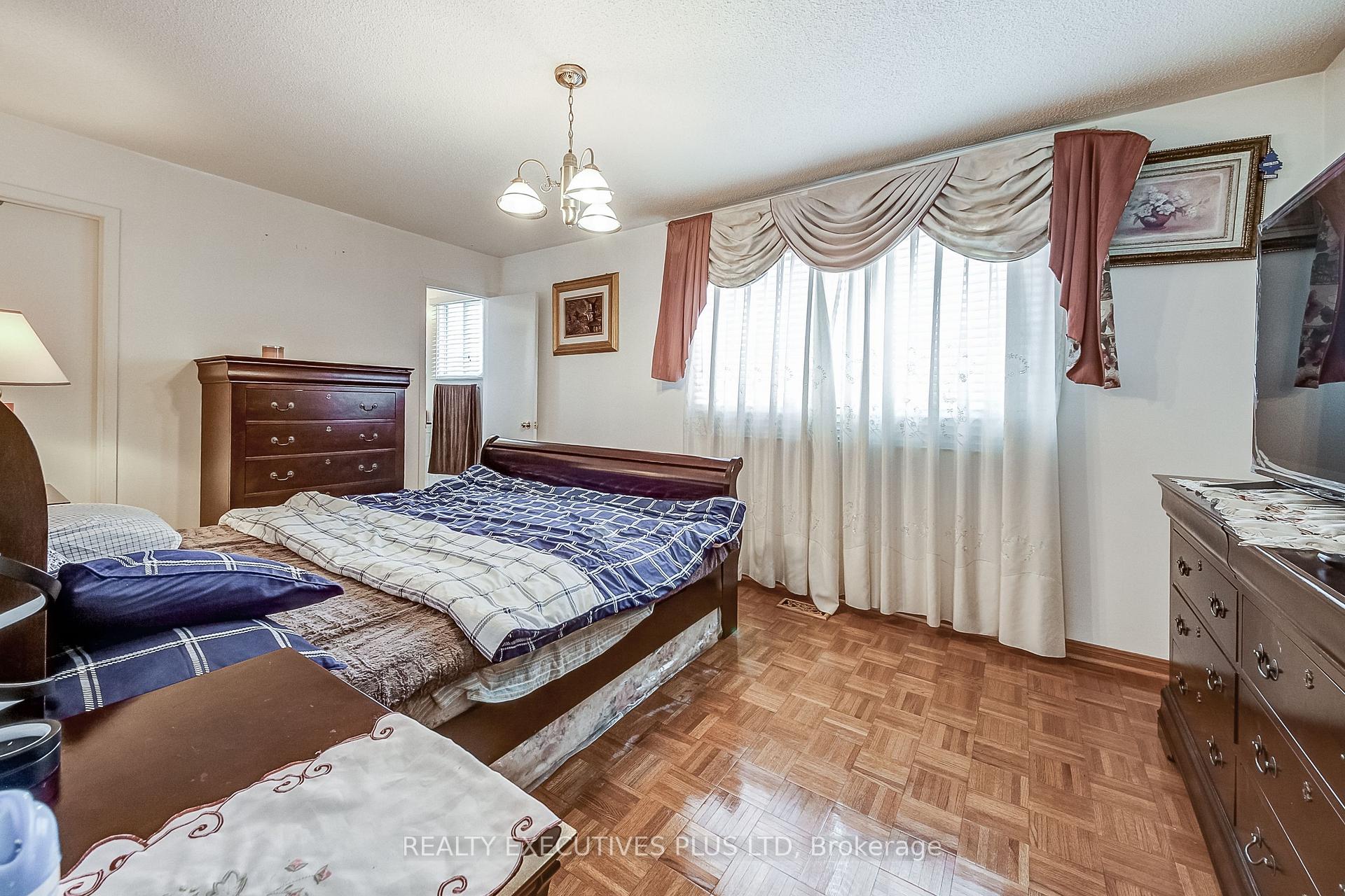 Photo 18 of 206 Vodden Street W, Brampton, Brampton West — HOMEH