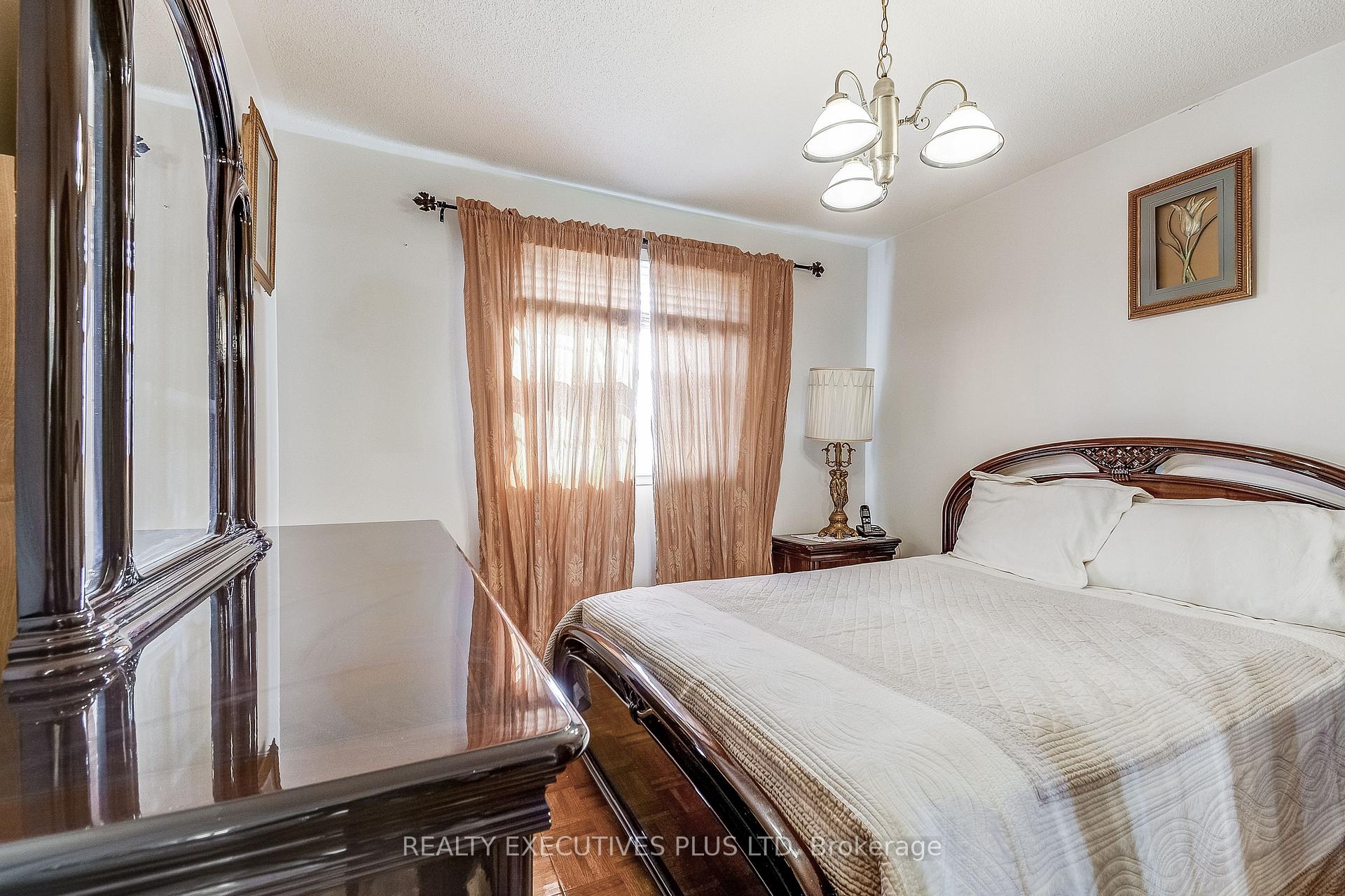 Photo 12 of 206 Vodden Street W, Brampton, Brampton West — HOMEH