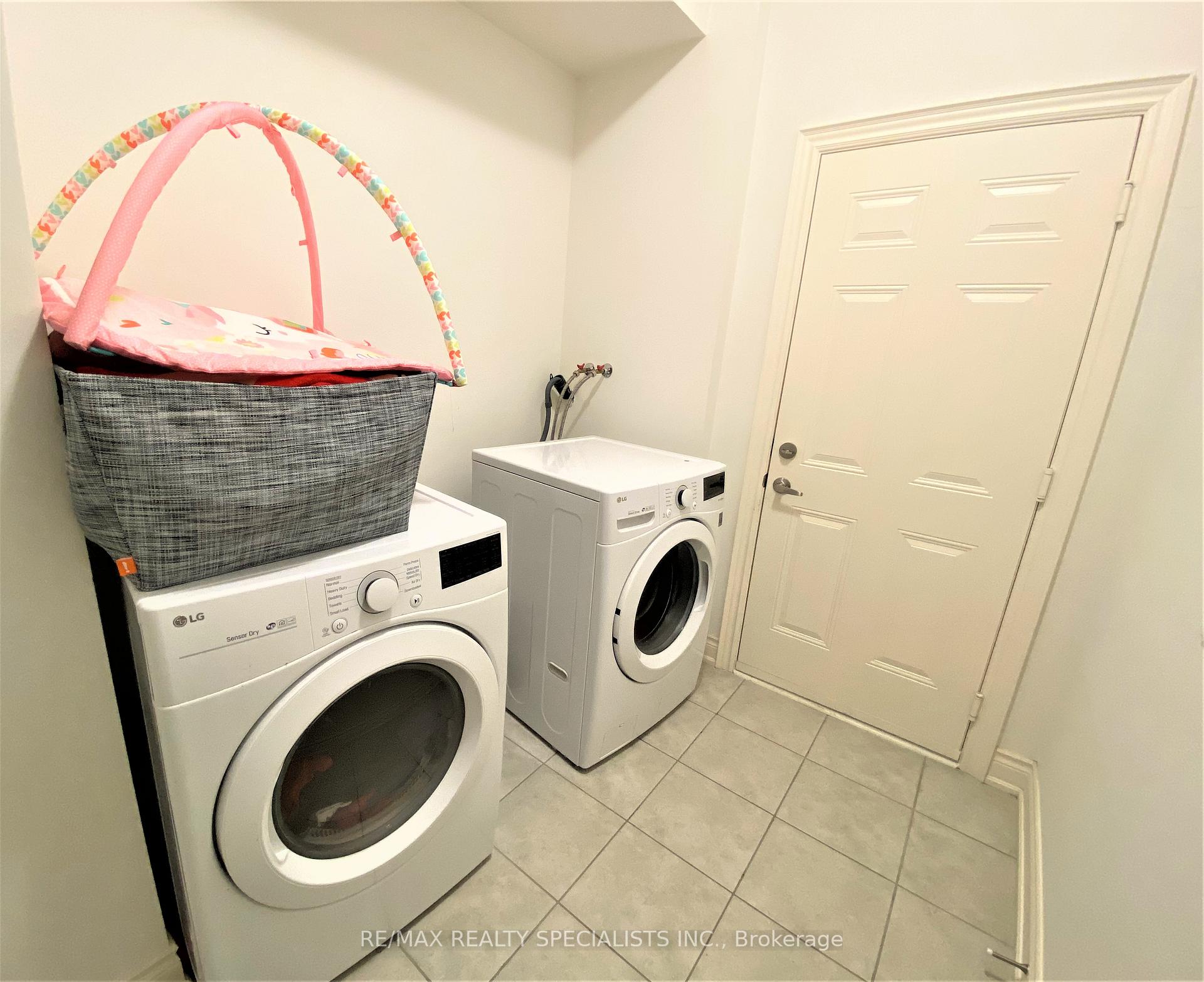 Photo 7 of Unit Upper Level, 56 Deer Ridge Trail, Caledon, Rural Caledon — HOMEH