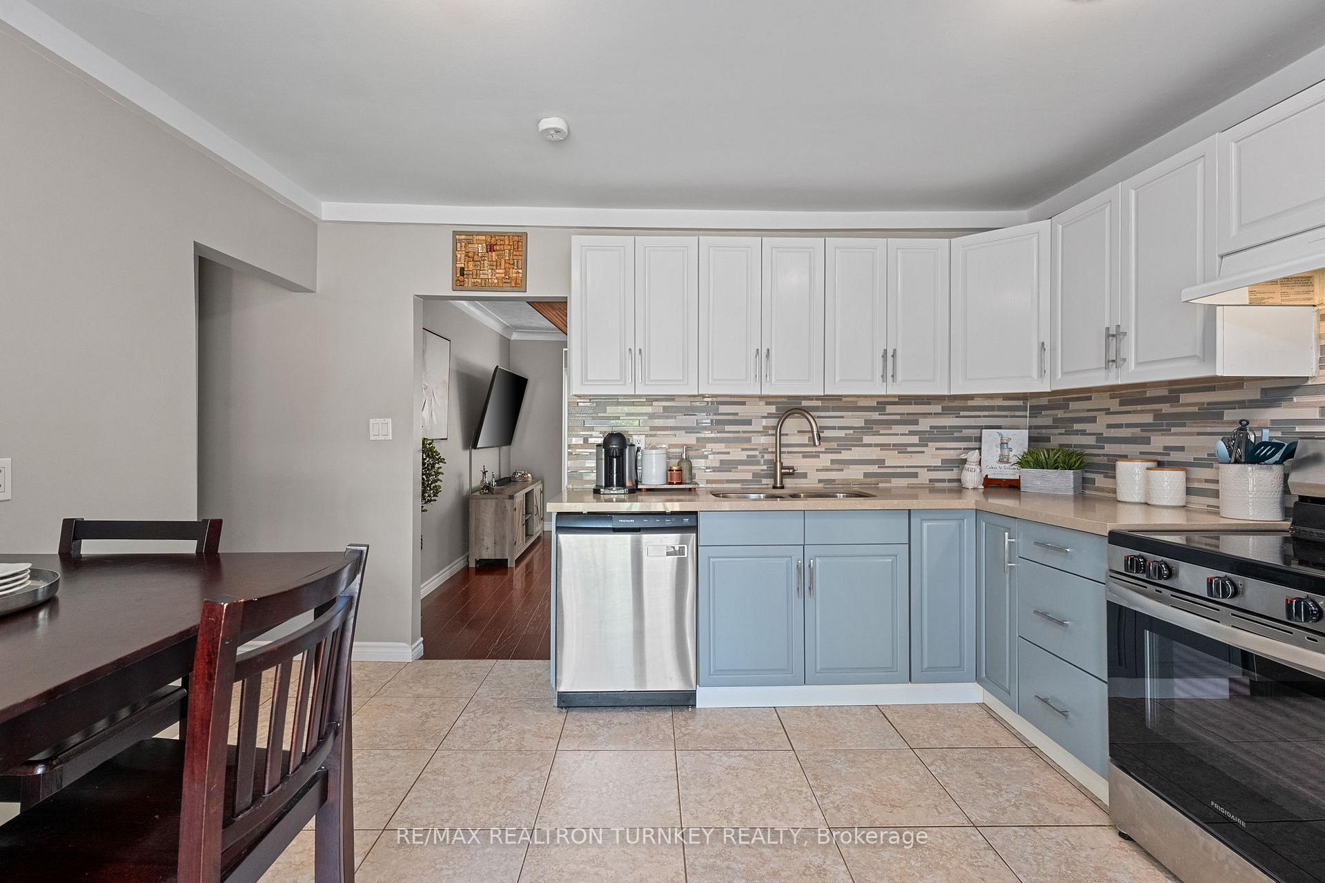 Photo 12 of 137 Cooks Bay Drive, Georgina, Keswick North — HOMEH