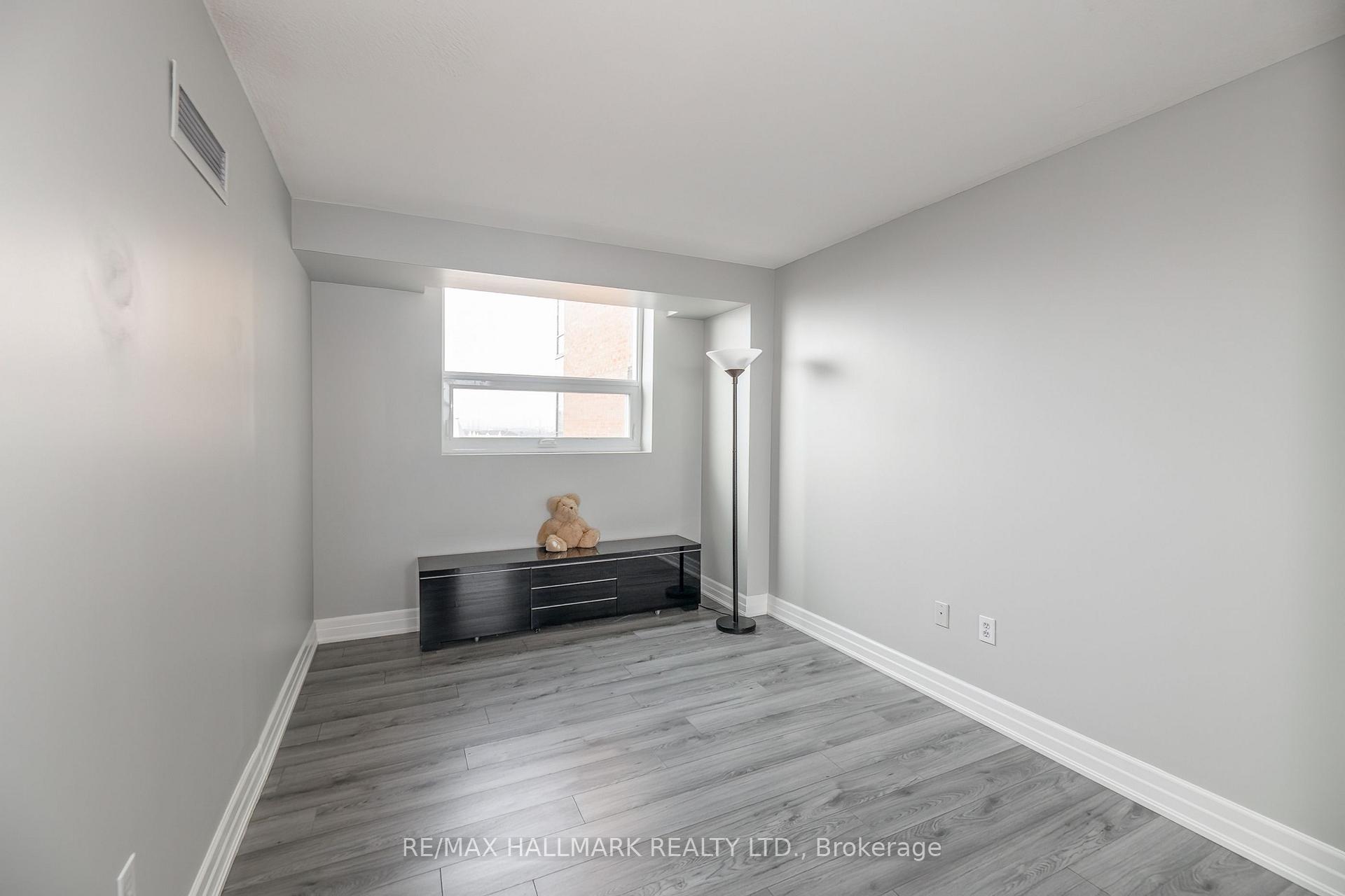 Photo 8 of Unit 808, 7601 Bathurst Street, Vaughan, Crestwood-Springfarm-Yorkhill — HOMEH