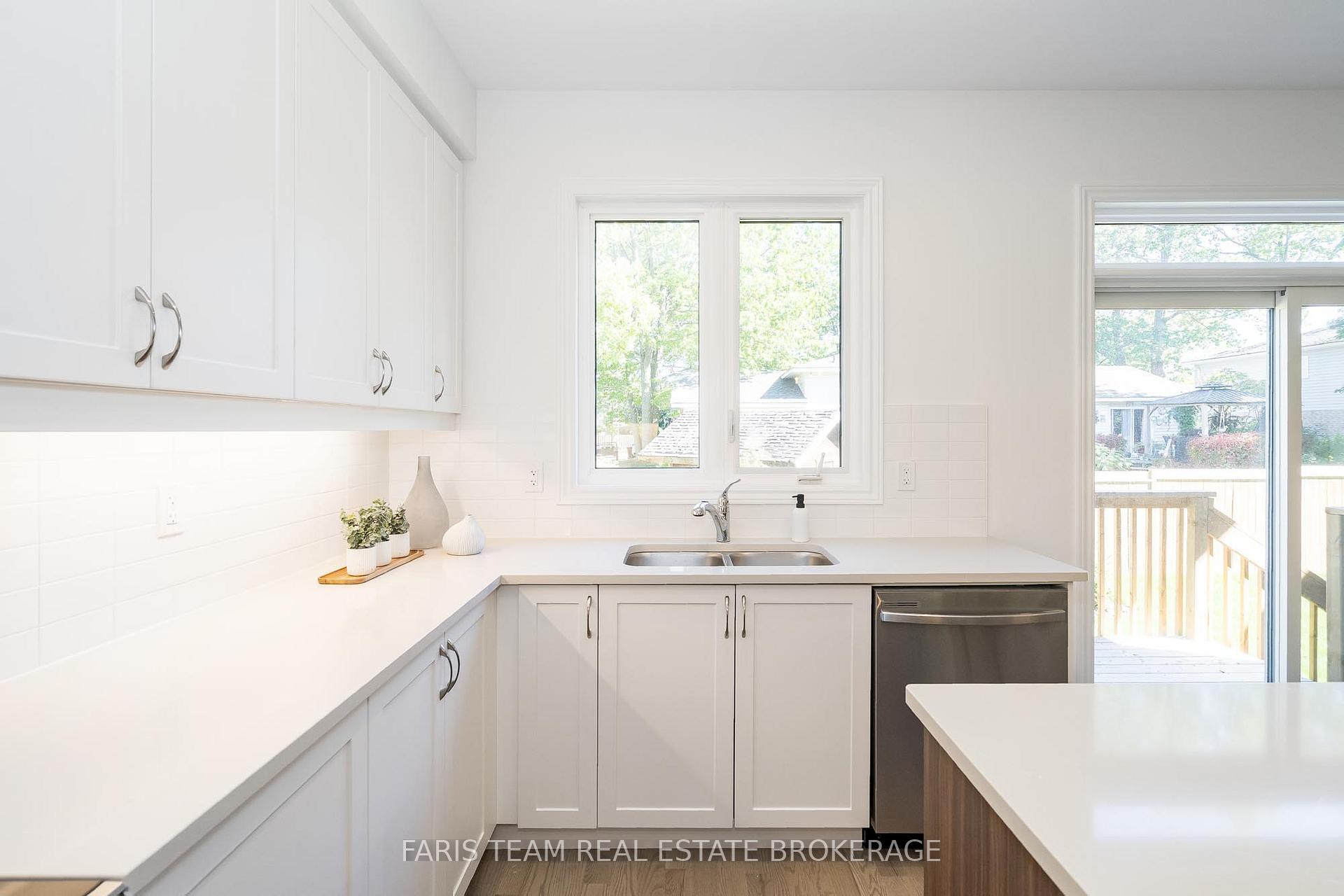 Photo 4 of 89 Berkely Street, Wasaga Beach — HOMEH