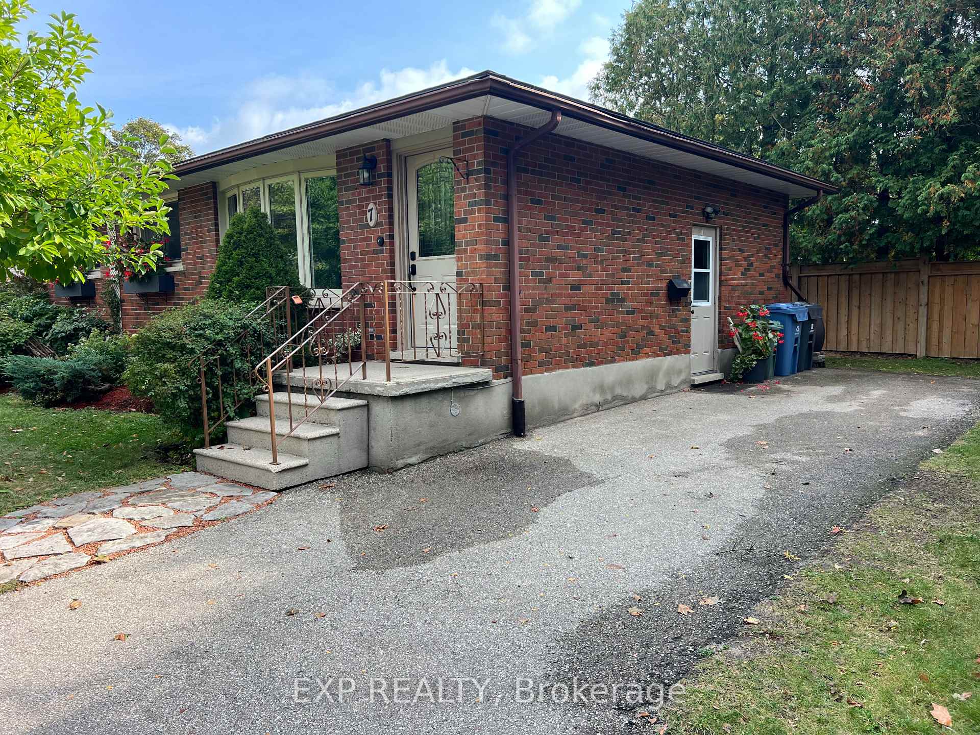 Photo 2 of 7 Golfview Road, Guelph, Victoria North — HOMEH