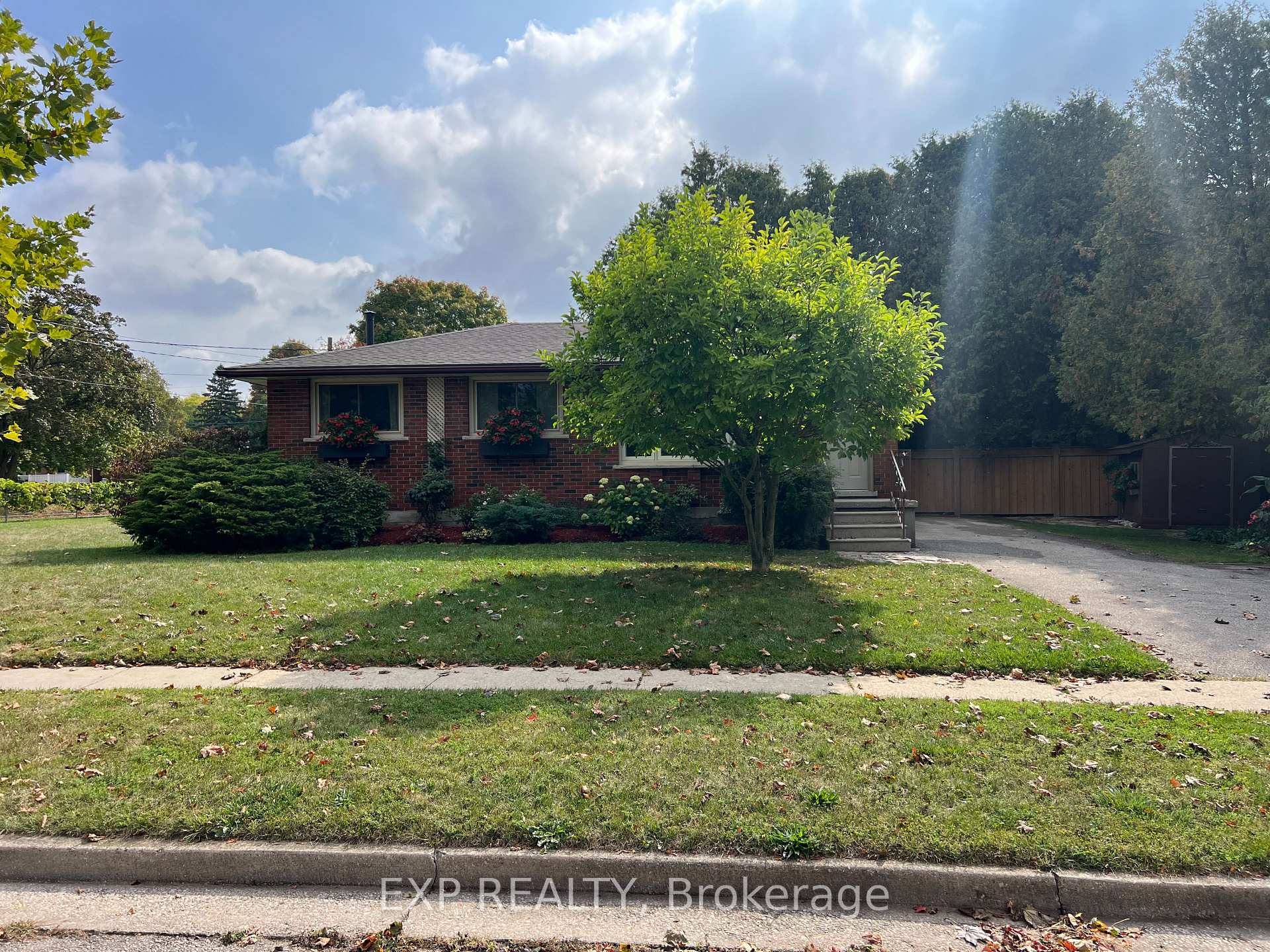 Photo 3 of 7 Golfview Road, Guelph, Victoria North — HOMEH