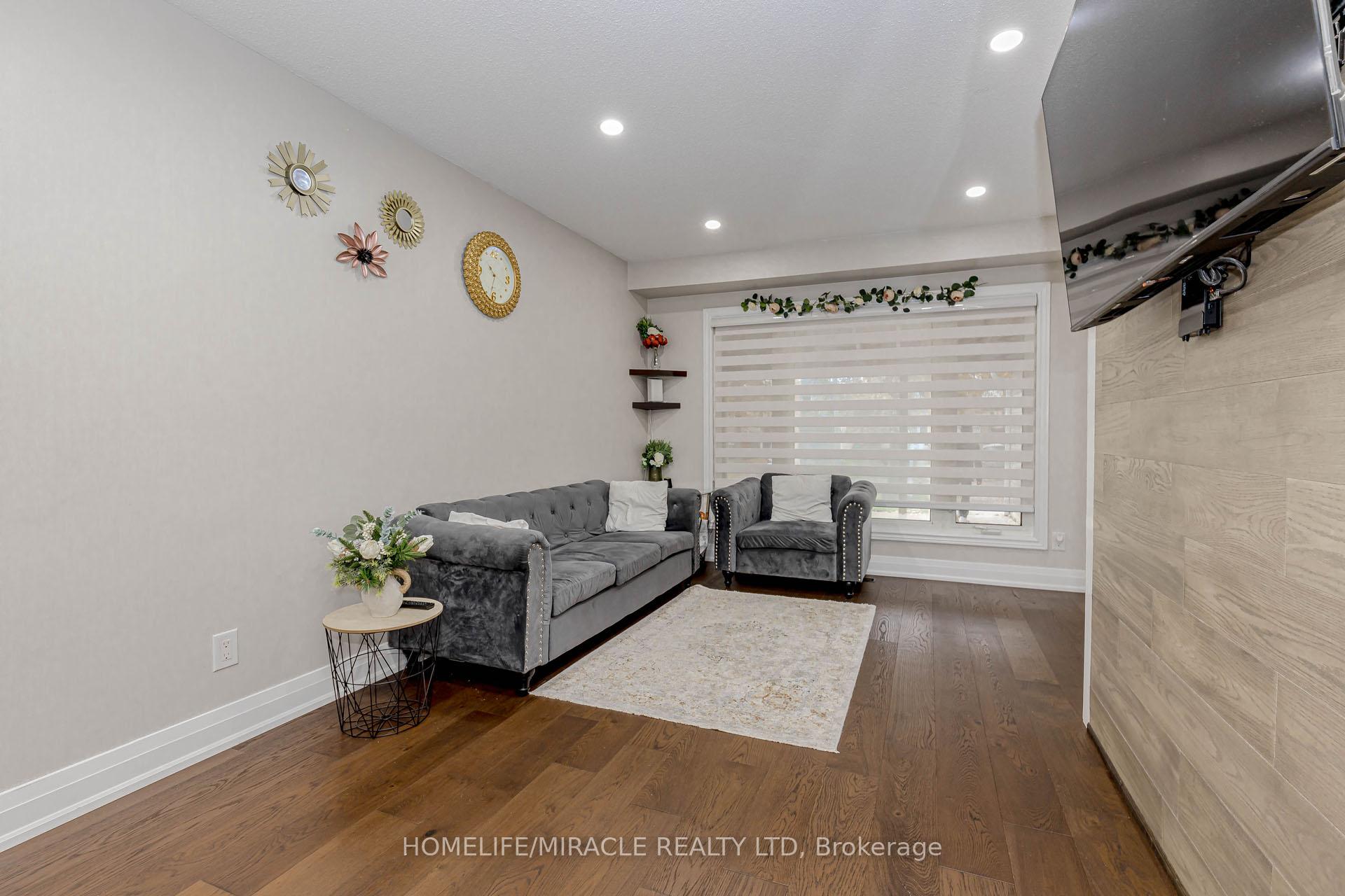 Photo 13 of 10 Festoon Place, Brampton, Southgate — HOMEH