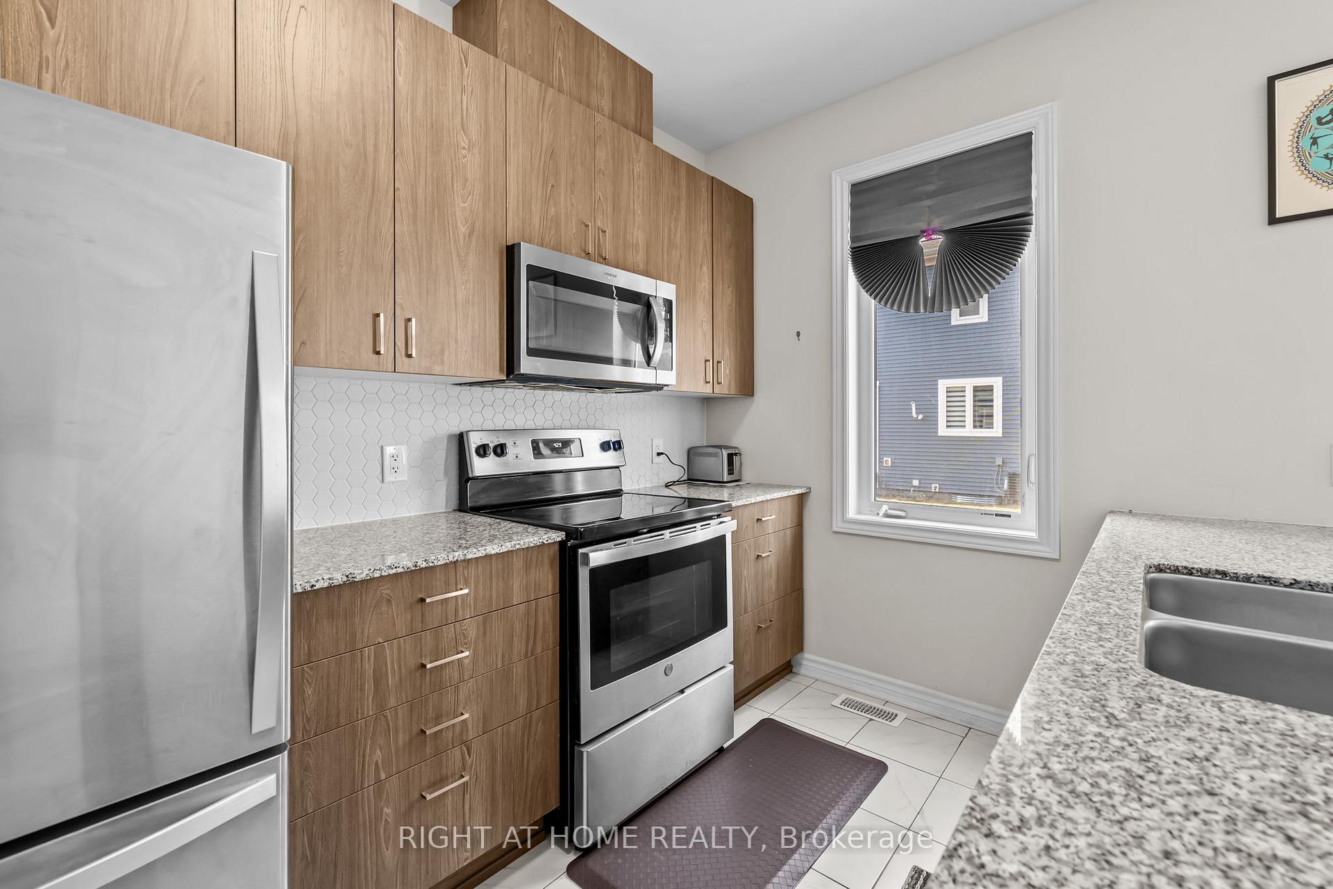 Photo 13 of 55 Focality Crescent, Ottawa, Barrhaven - Half Moon Bay — HOMEH