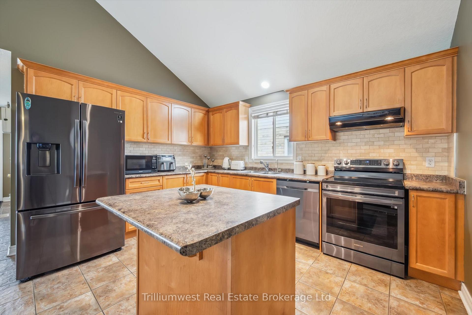 Photo 13 of 72 McArthur Drive, Guelph, Pineridge/Westminster Woods — HOMEH