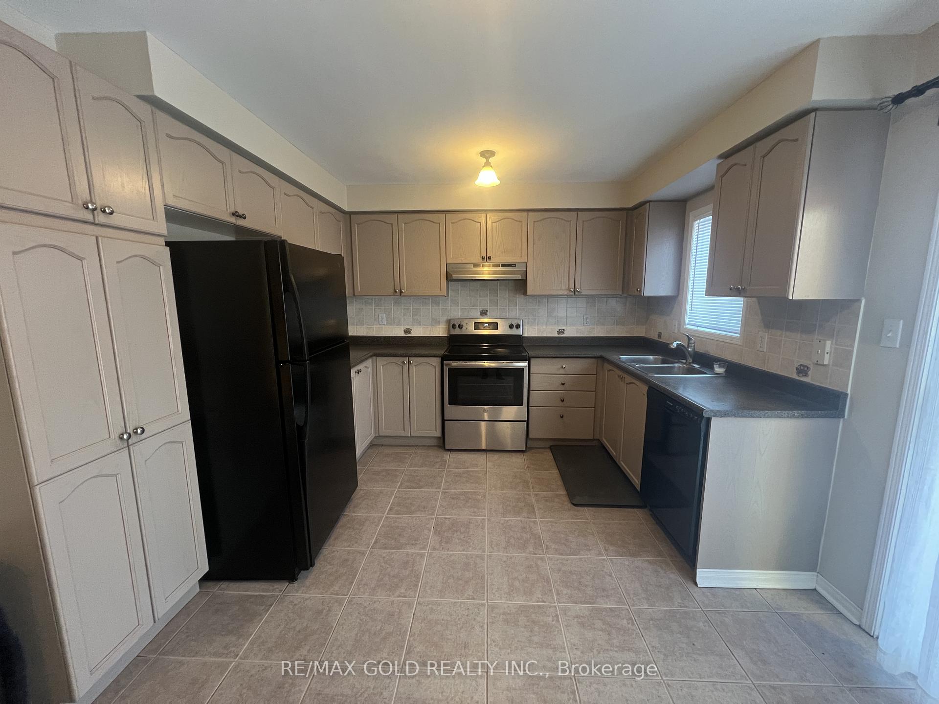 Photo 8 of Unit Upper, 32 Earlsbridge Boulevard, Brampton, Fletcher's Meadow — HOMEH