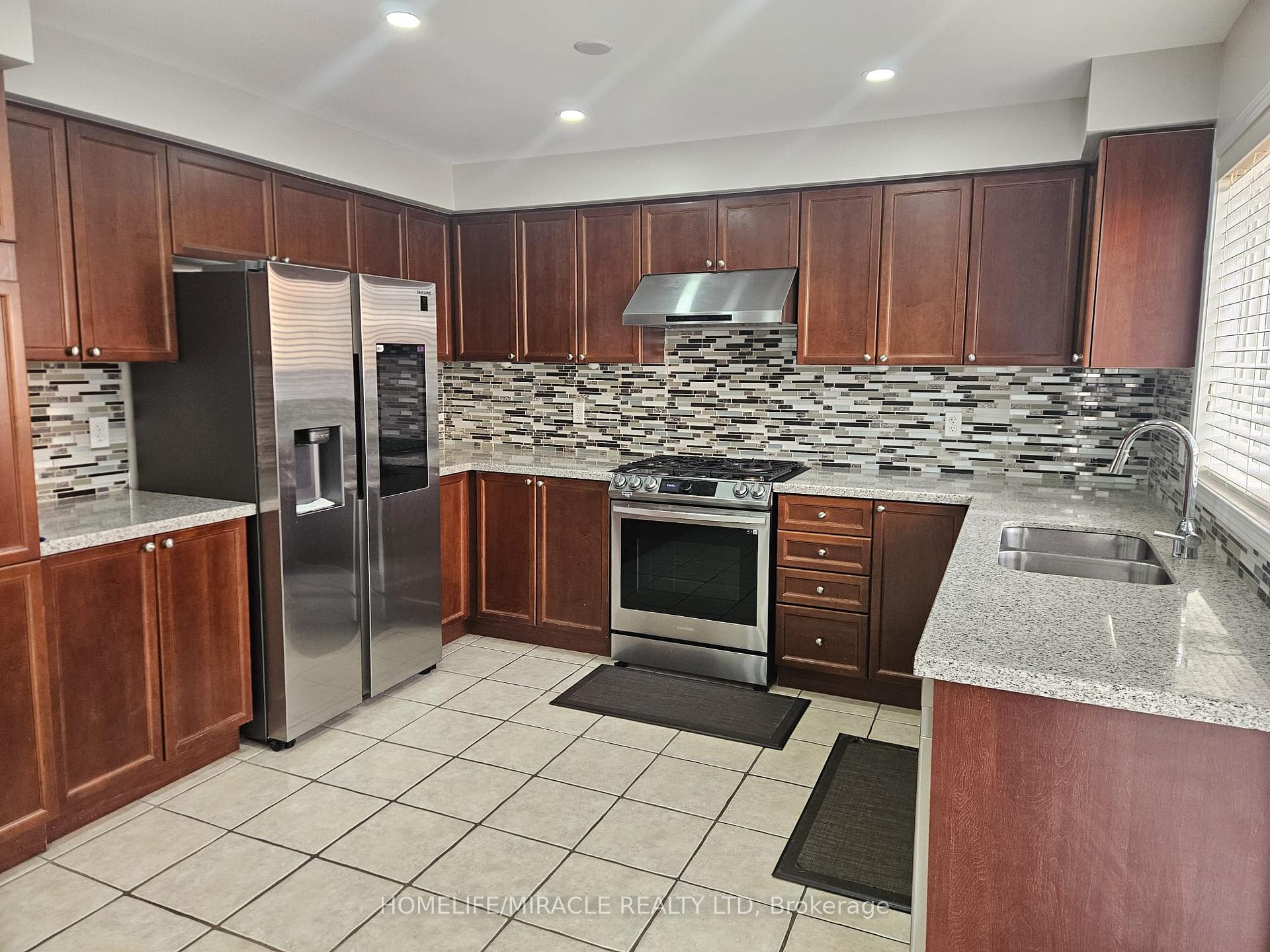 Photo 5 of 27 Pantano Place, Brampton, Credit Valley — HOMEH