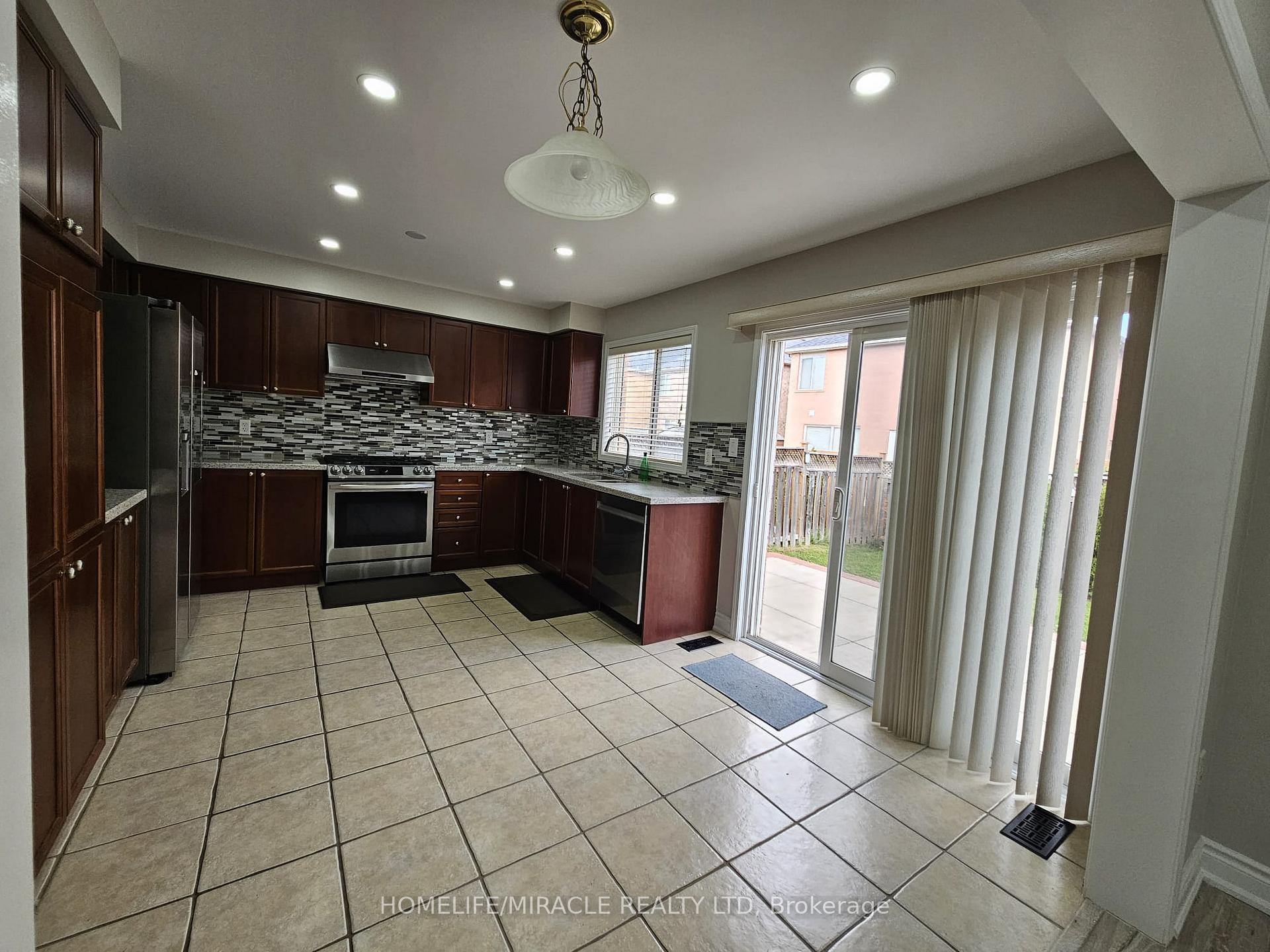 Photo 8 of 27 Pantano Place, Brampton, Credit Valley — HOMEH