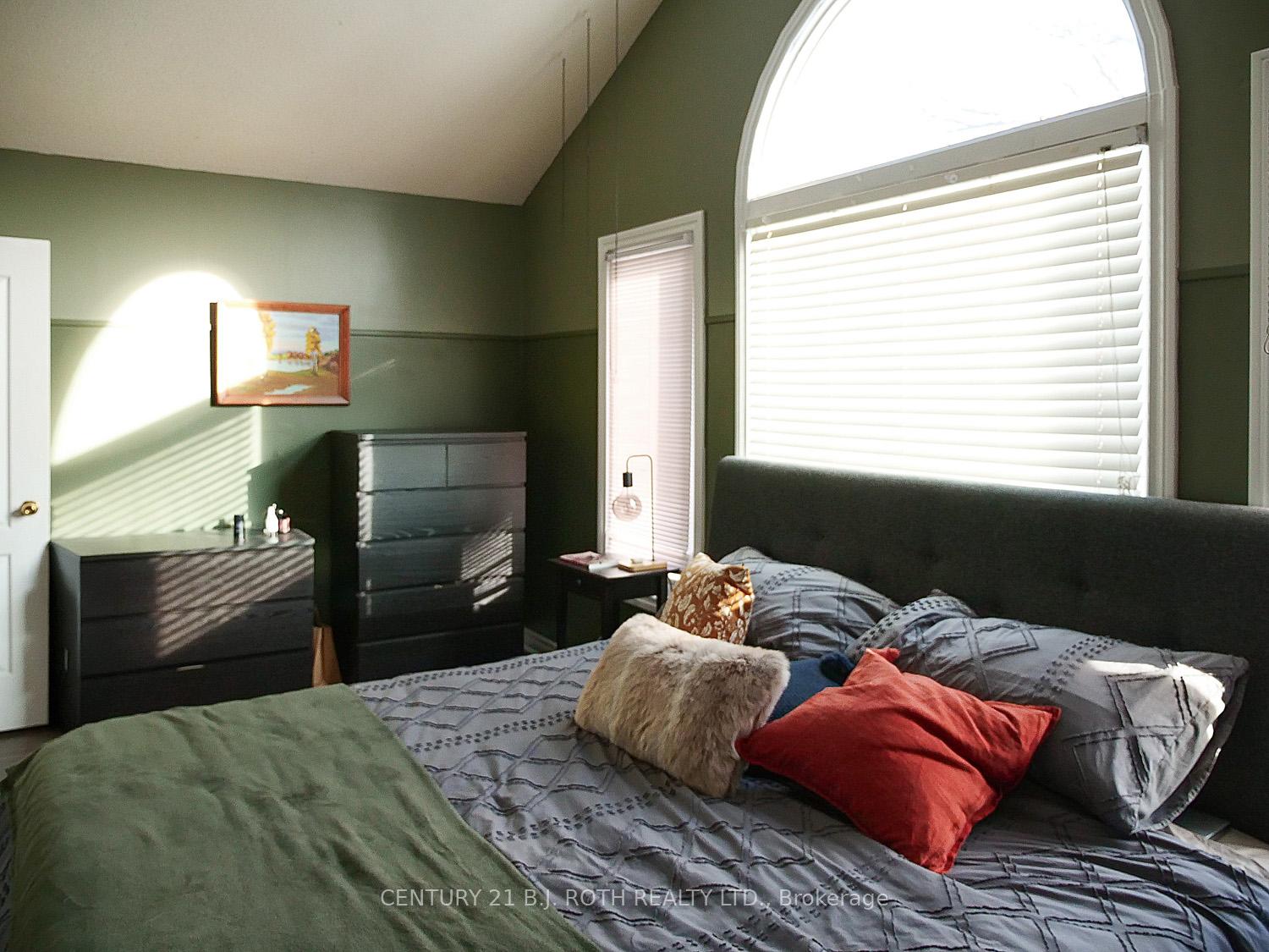 Photo 12 of 157A Cumberland Street, Barrie, Allandale — HOMEH