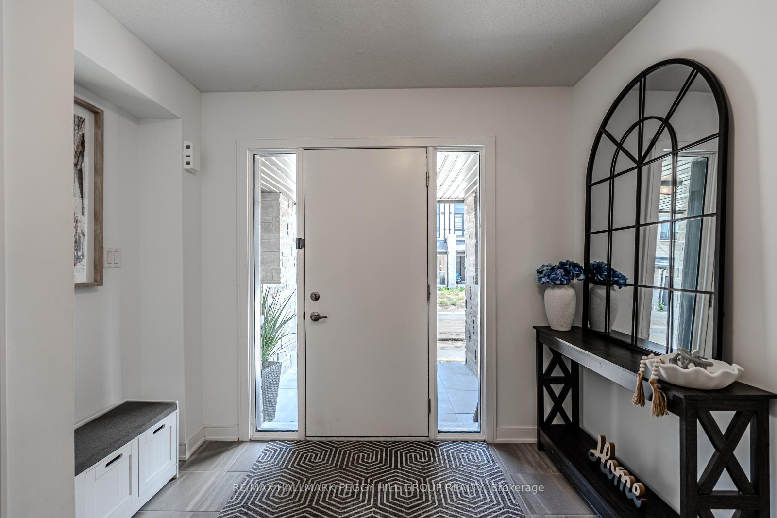 Photo 2 of 25 Red Maple Lane, Barrie, Innis-Shore — HOMEH