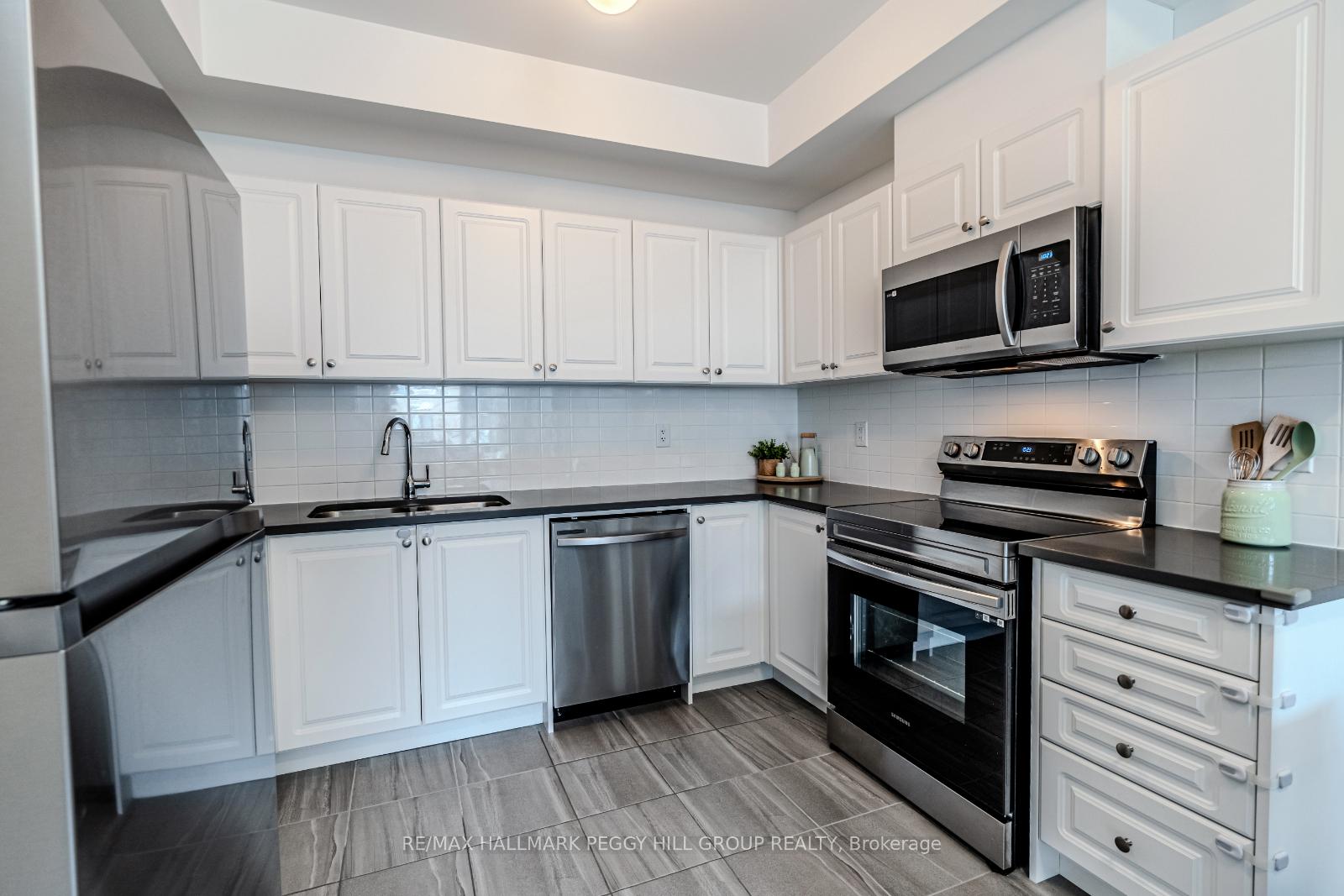 Photo 5 of 25 Red Maple Lane, Barrie, Innis-Shore — HOMEH