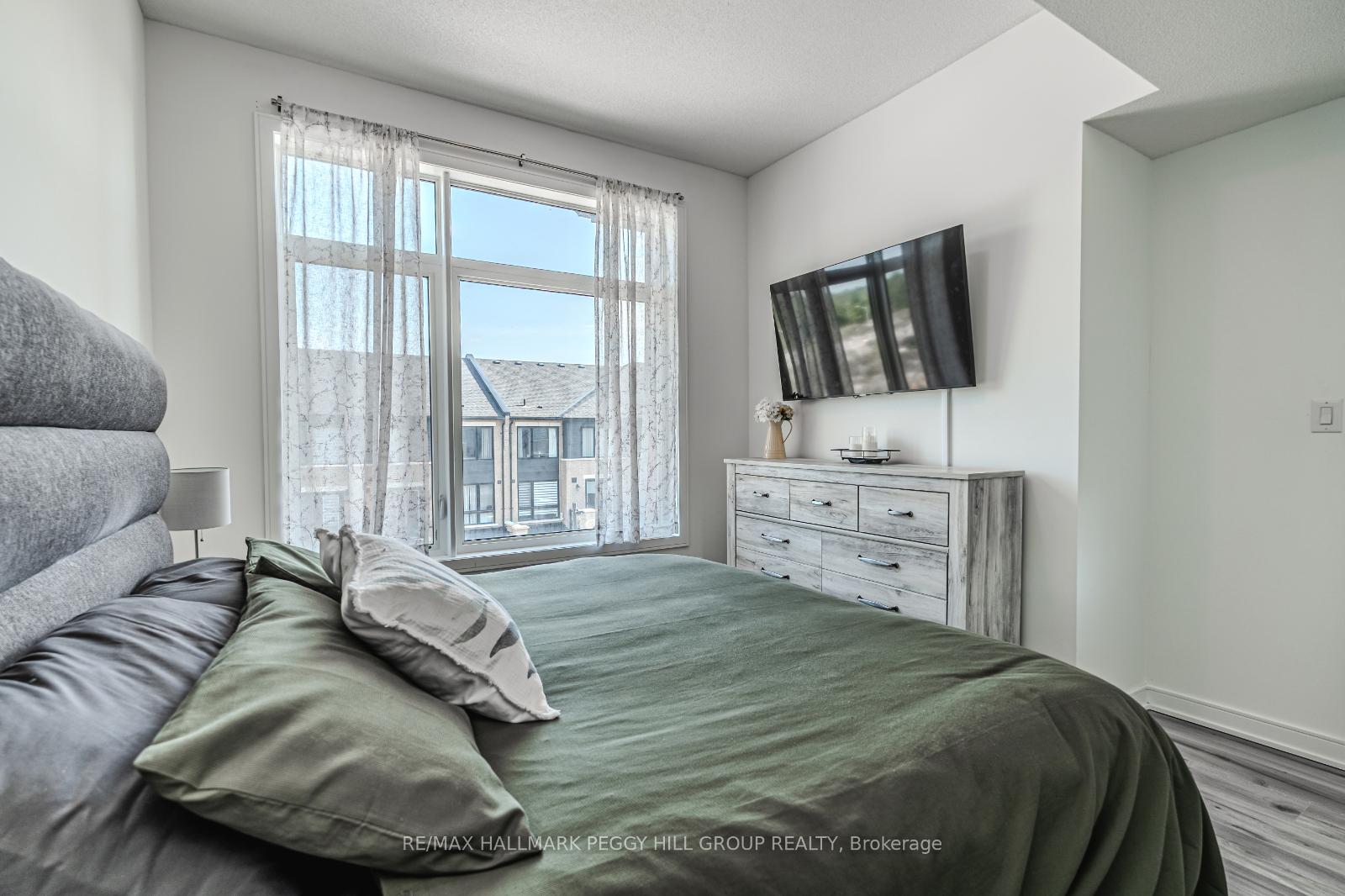 Photo 8 of 25 Red Maple Lane, Barrie, Innis-Shore — HOMEH