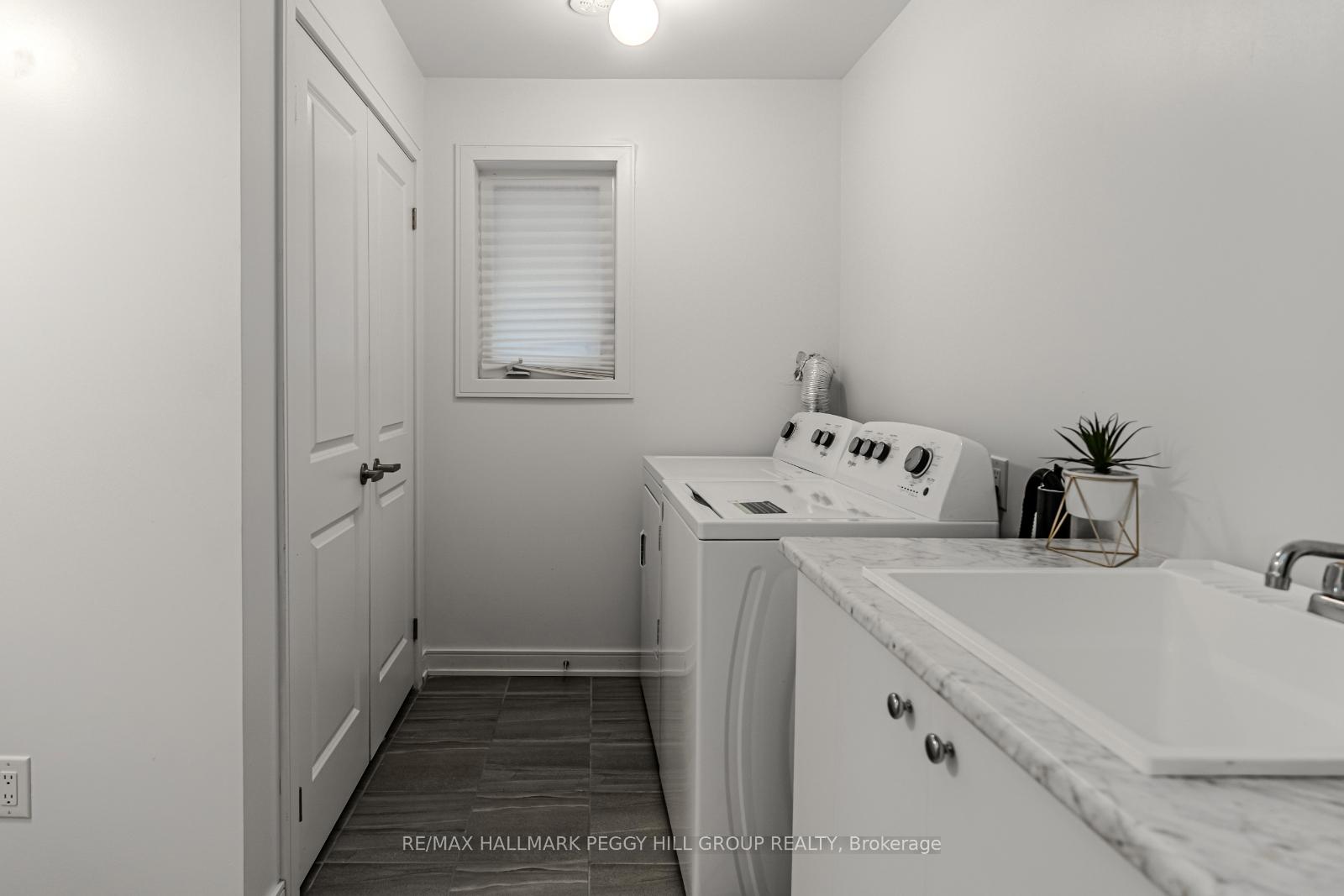 Photo 13 of 25 Red Maple Lane, Barrie, Innis-Shore — HOMEH