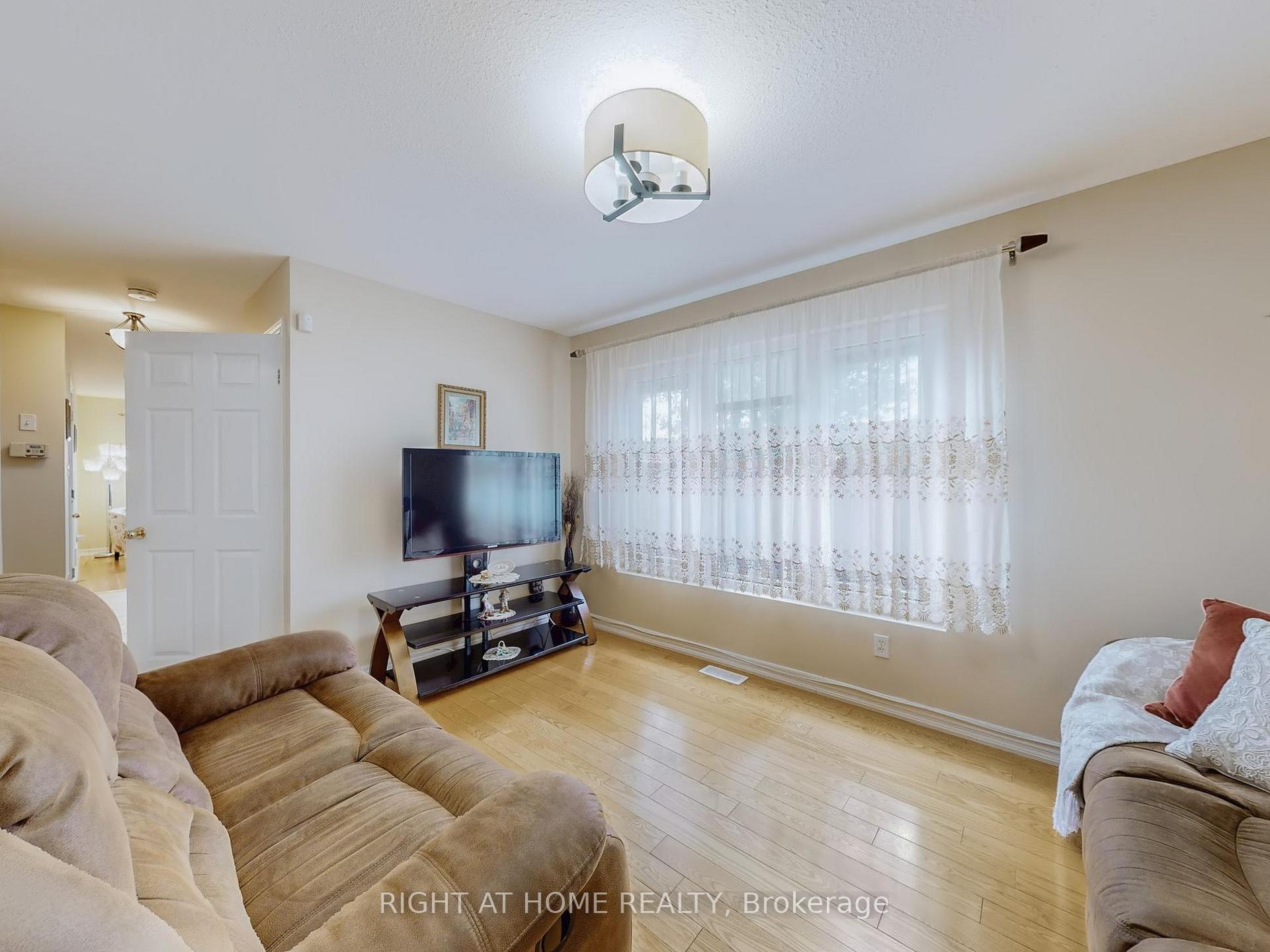 Photo 5 of 124 Peachwood Crescent, Hamilton, Stoney Creek — HOMEH