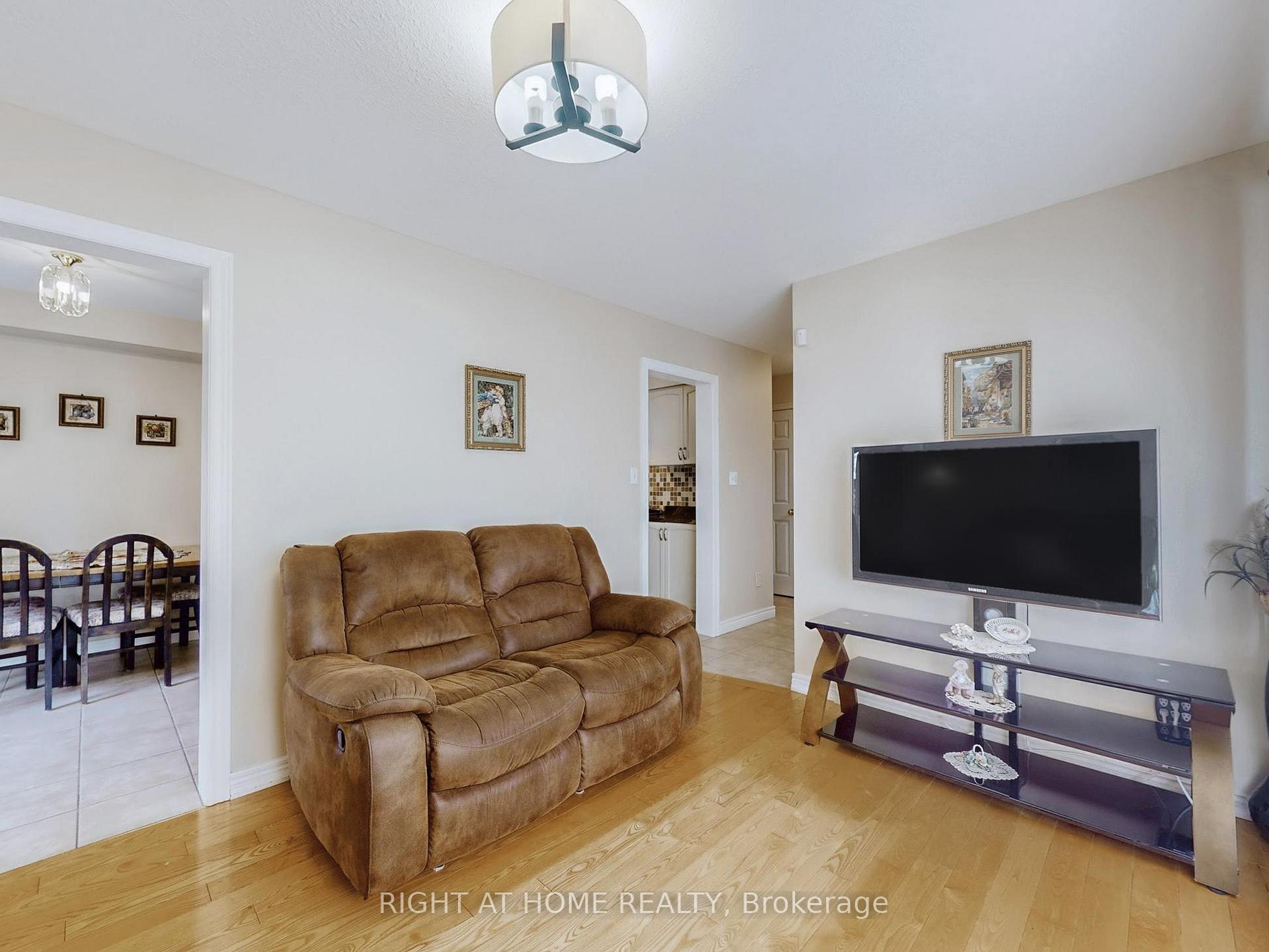 Photo 8 of 124 Peachwood Crescent, Hamilton, Stoney Creek — HOMEH