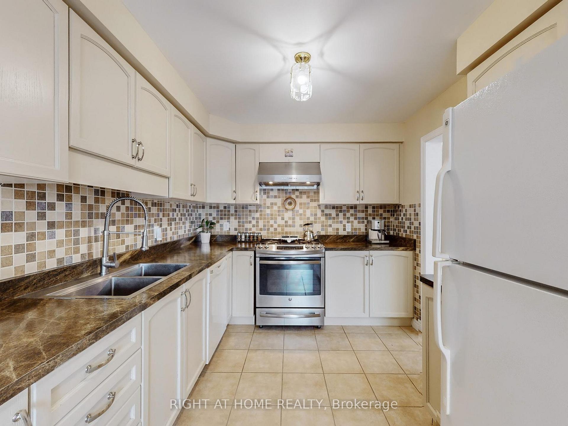 Photo 9 of 124 Peachwood Crescent, Hamilton, Stoney Creek — HOMEH