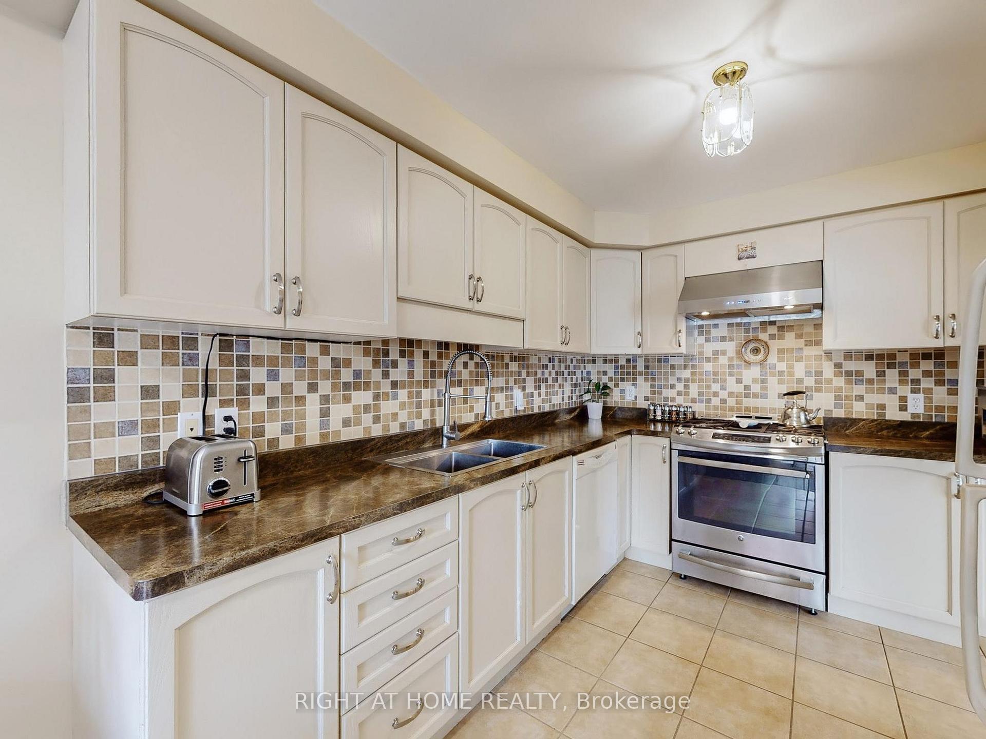 Photo 10 of 124 Peachwood Crescent, Hamilton, Stoney Creek — HOMEH