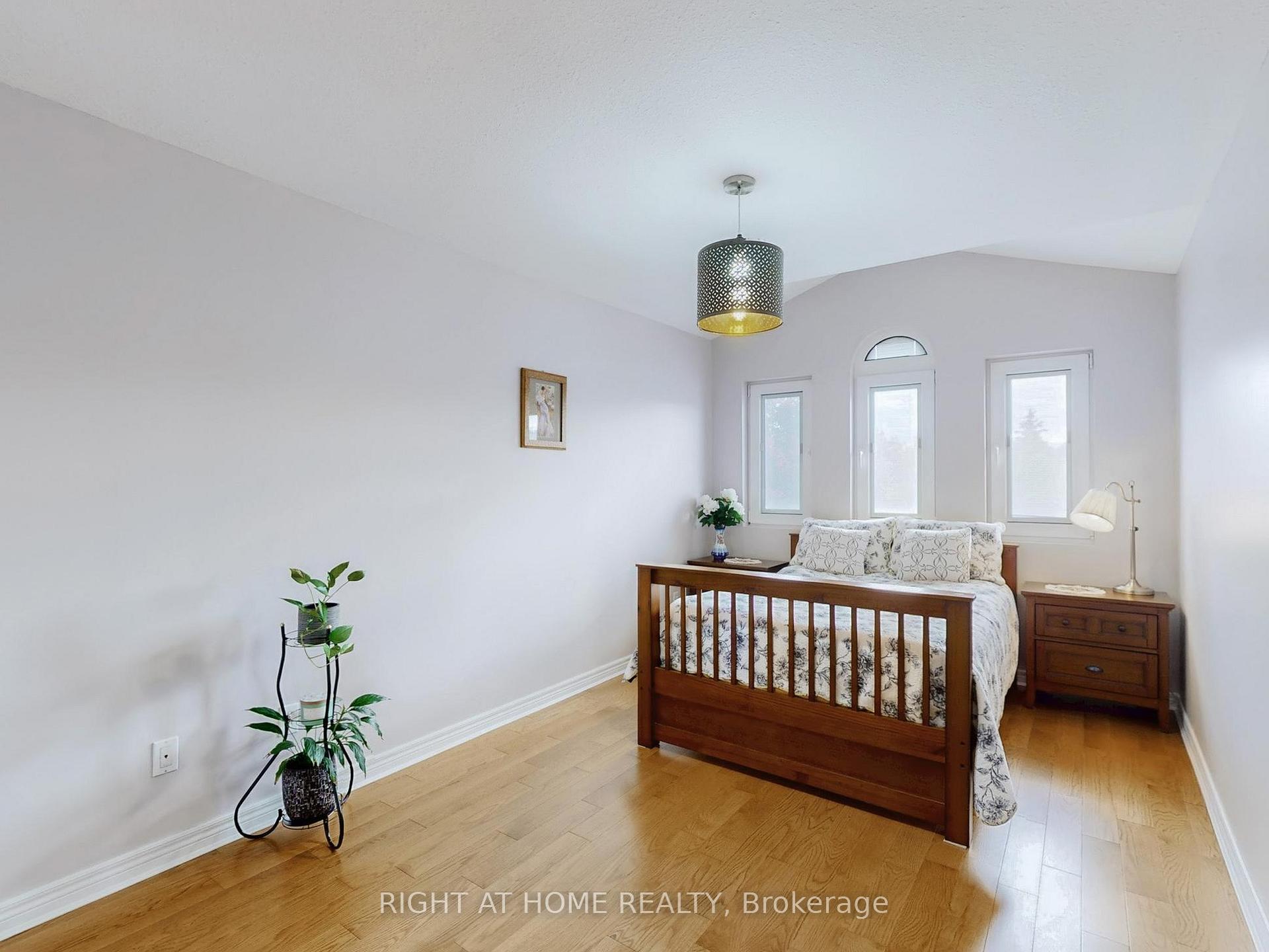 Photo 29 of 124 Peachwood Crescent, Hamilton, Stoney Creek — HOMEH