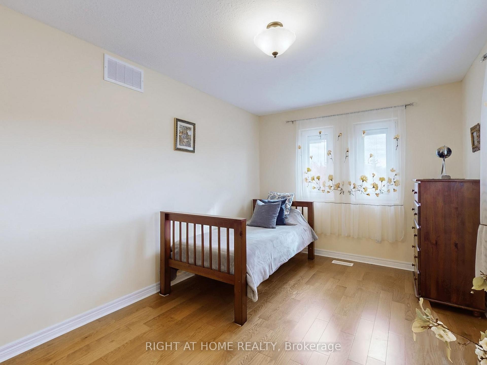 Photo 32 of 124 Peachwood Crescent, Hamilton, Stoney Creek — HOMEH